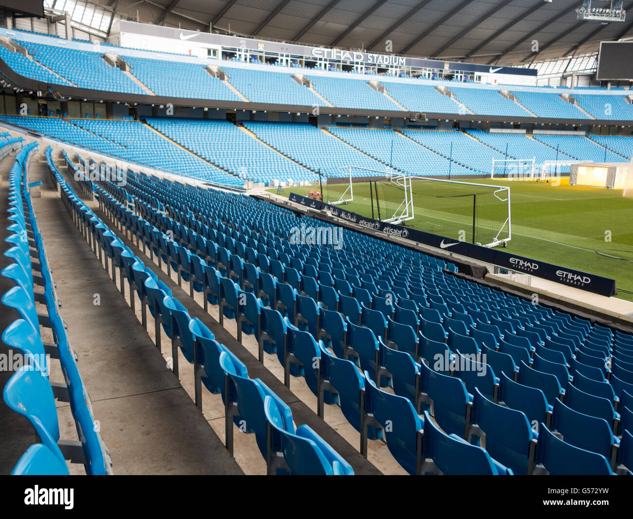 Los asientos en el estadio Etihad Stadium de Manchester City Football Club UK Foto de stock