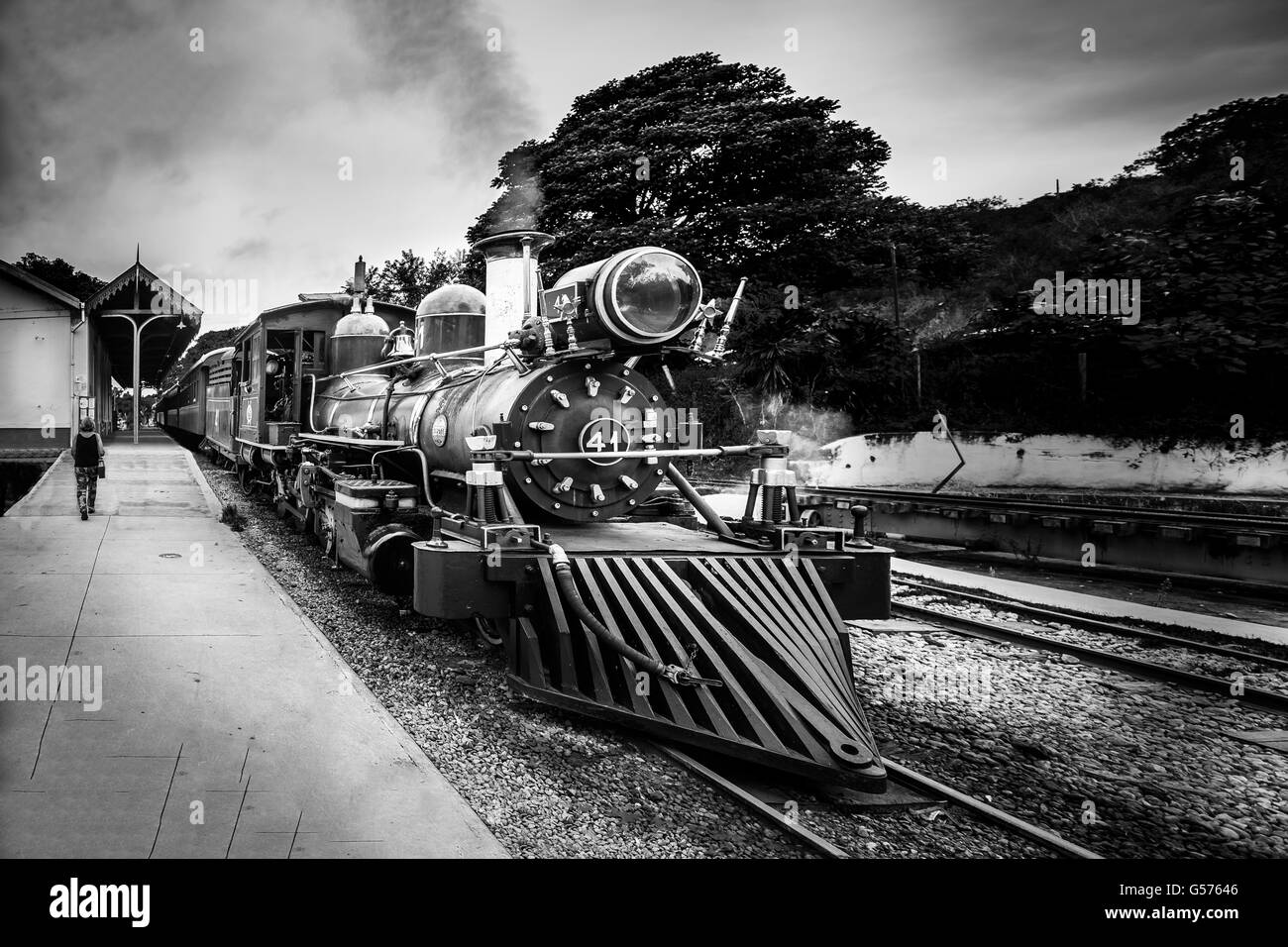 Tiradentes, Brasil, Diciembre 30, 2015: el viejo tren podrán fumar en Tiradentes, Colonial ciudad Patrimonio Mundial de la Unesco. Foto de stock