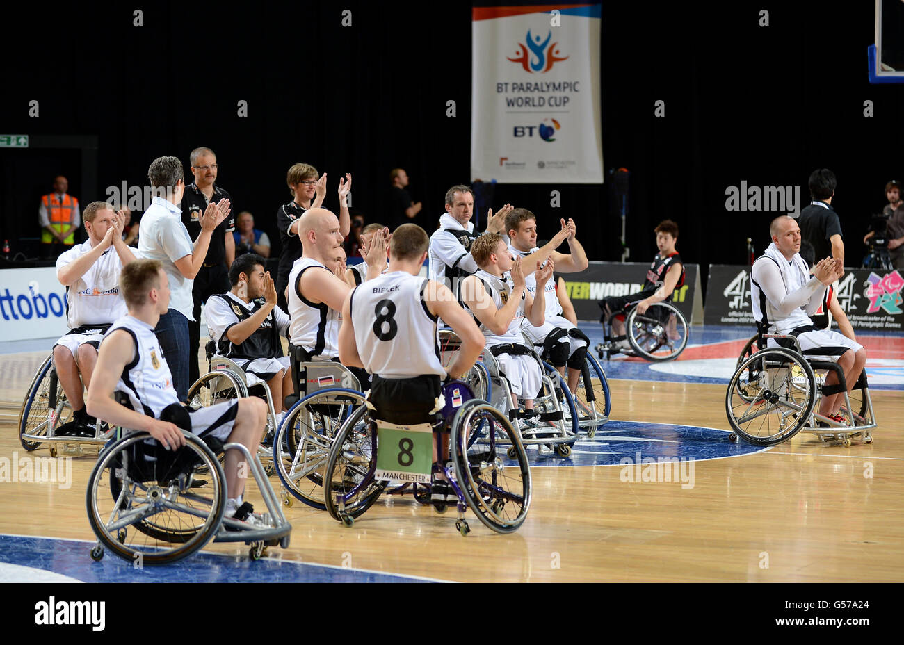 El equipo de baloncesto de la silla de ruedas de Alemania después de su  partido contra Japón en la Copa Mundial Paralímpico BT Fotografía de stock  - Alamy