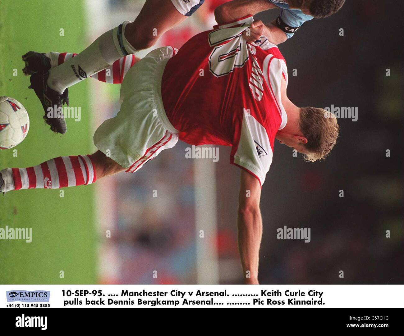 10-SEP-95. .... Manchester City contra Arsenal. .......... Keith Curle City devuelve a Dennis Bergkamp Arsenal Foto de stock