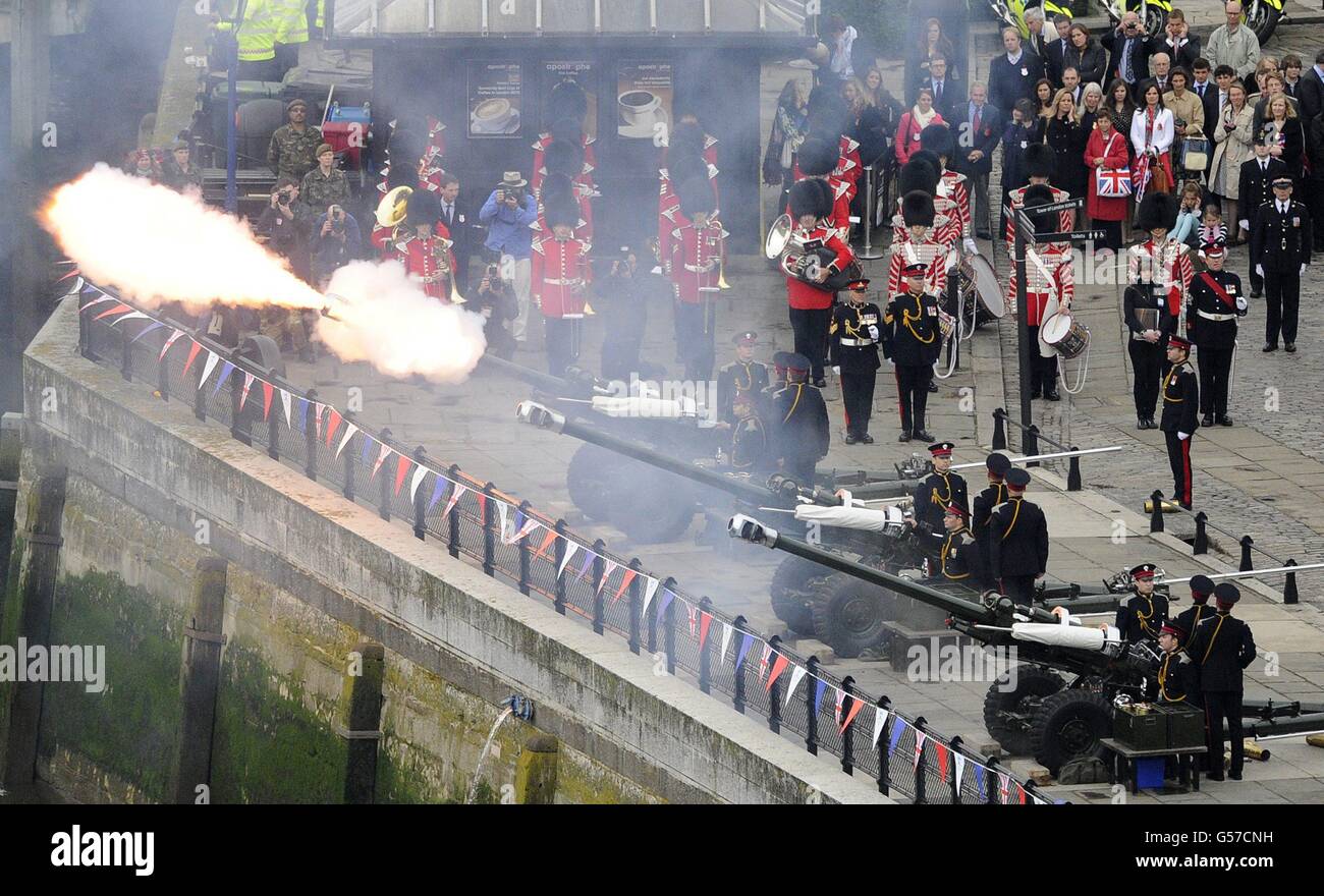 Un Salute Real es disparado desde la orilla norte del río Támesis cerca de Tower Bridge, Londres, mientras el Diamond Jubilee River Pageant pasa. Foto de stock