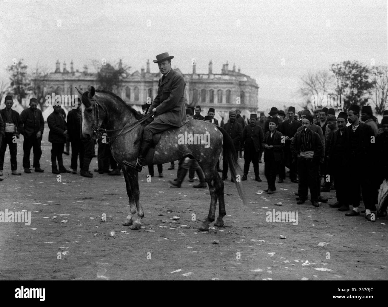 1913: Sr. Ashmead Bartlett, Corresponsal Diaria de Guerra Telegraph, con una multitud de espectadores locales en la capital turca, Constantinopla (Estambul). Foto de stock