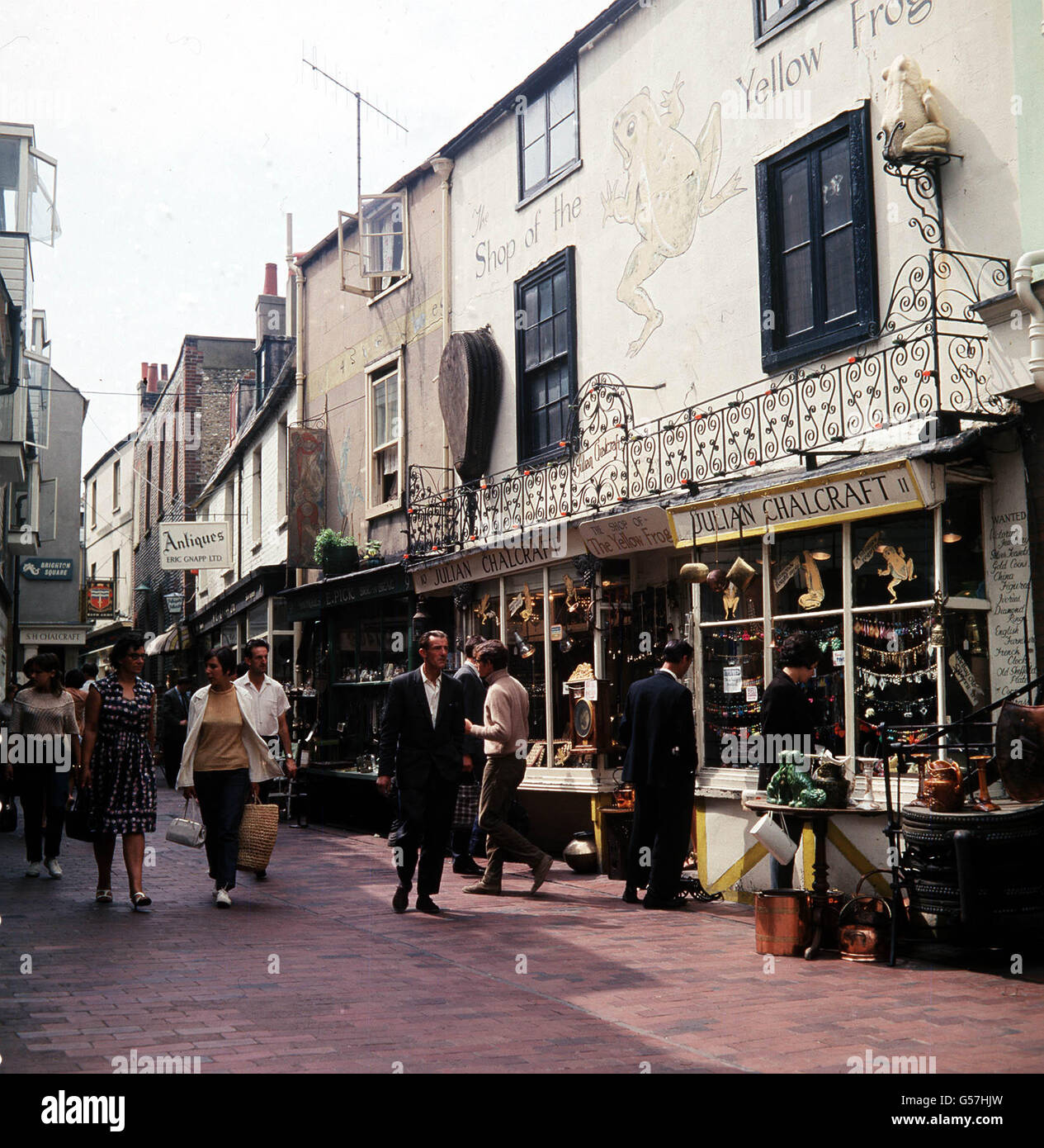 Una escena en los Lanes, Brighton, Sussex, un área con pasadizos que contienen tiendas de antigüedades y bric-a-brac. Foto de stock