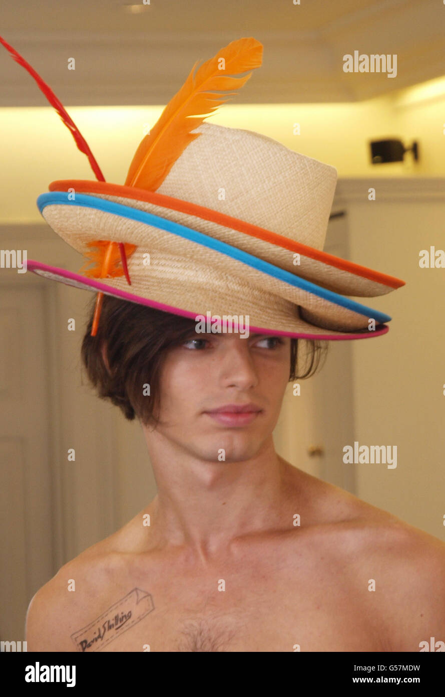 Un modelo lleva las últimas creaciones de sombreros del diseñador David Shilling en Londres. Foto de stock