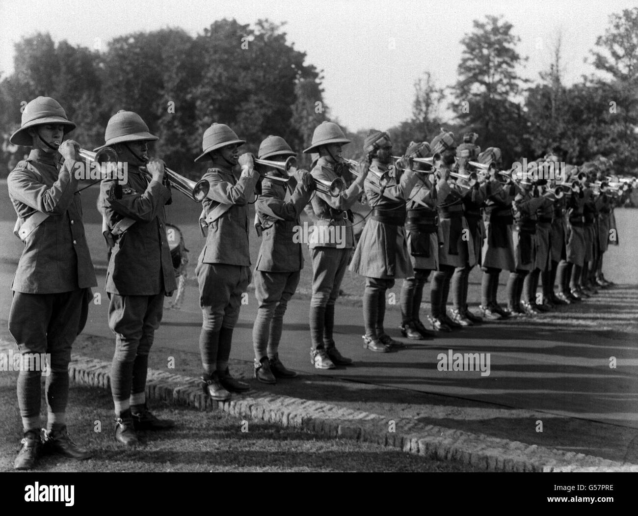 DELHI 1922: La gira del Príncipe de Gales a Japón y el Este. Trompetas del Ejército Británico (la mayoría de 11th Hussars) y Regimientos de Caballería Nativos del Ejército Indio suenan una fanfarria en la apertura del durbar (reunión) en el Fuerte Rojo. Foto de stock