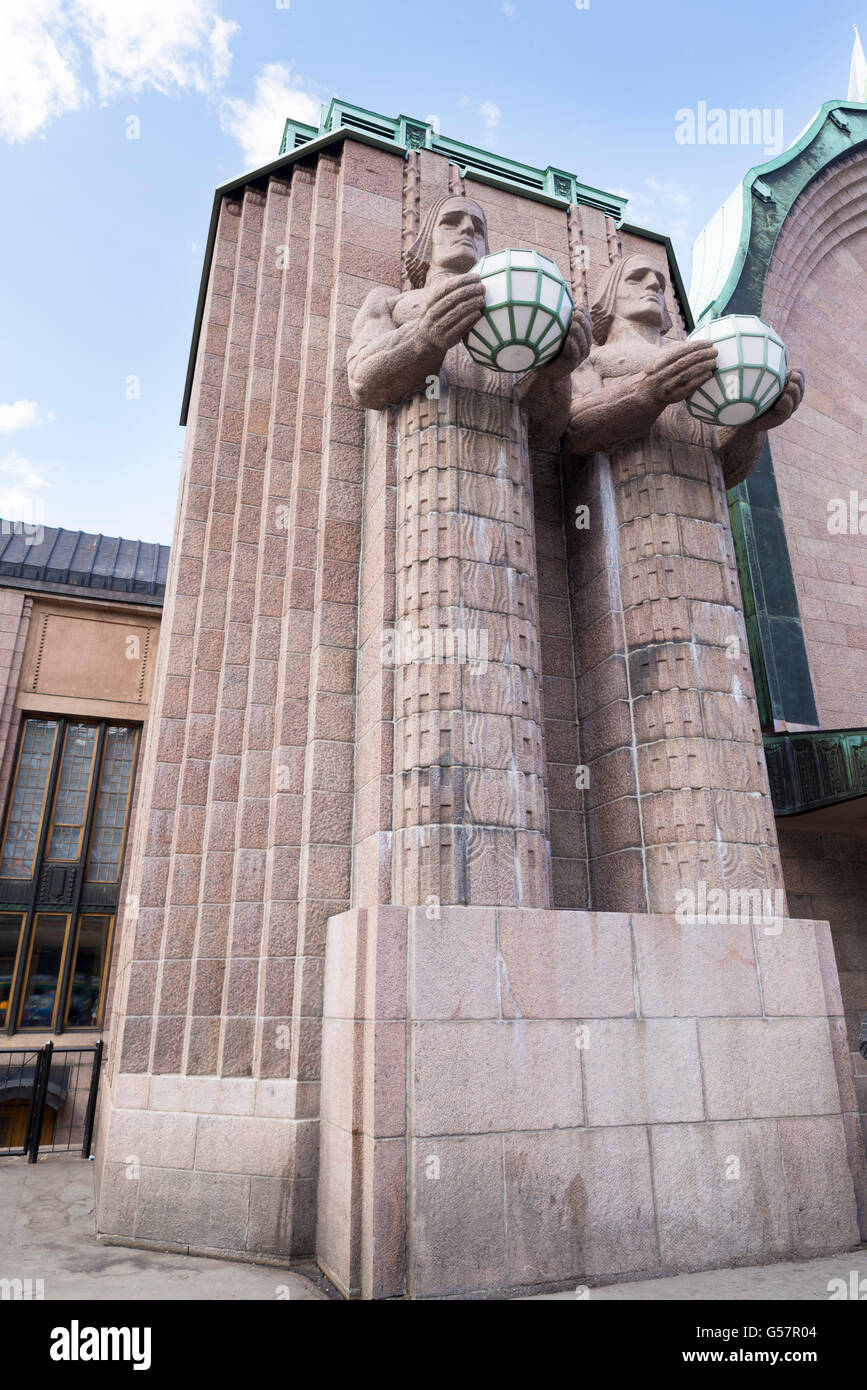 La estación central de ferrocarril de Helsinki es un hito reconocido ampliamente en Kluuvi, parte central de Helsinki, Finlandia, y el Poi focal Foto de stock