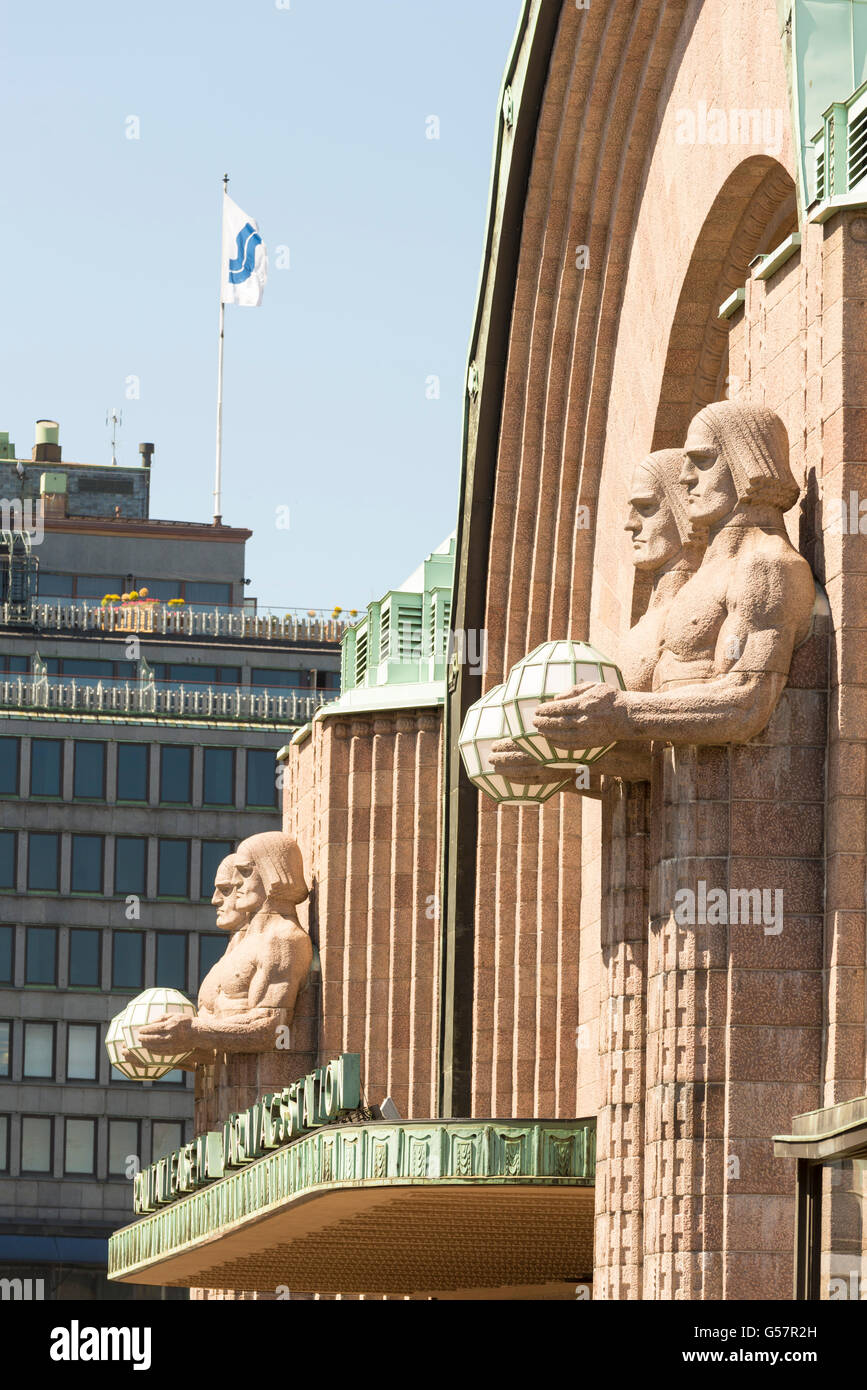 La estación central de ferrocarril de Helsinki es un hito reconocido ampliamente en Kluuvi, parte central de Helsinki, Finlandia, y el Poi focal Foto de stock