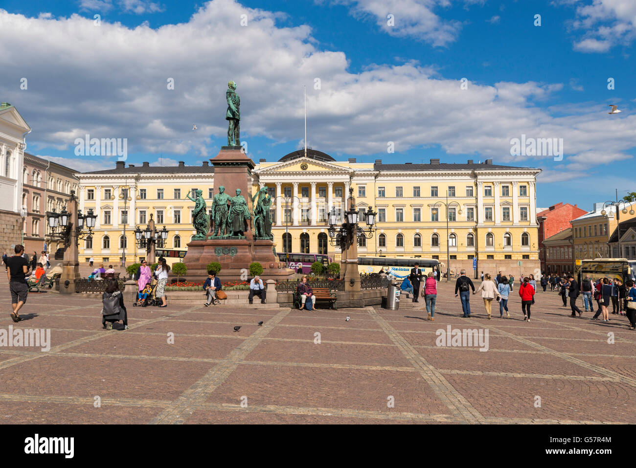 HELSINKI, Finlandia - 13 de junio, 2016: Turista, cerca de la Estatua de Alejandro II en la Plaza del Senado en Helsinki, Finlandia Foto de stock