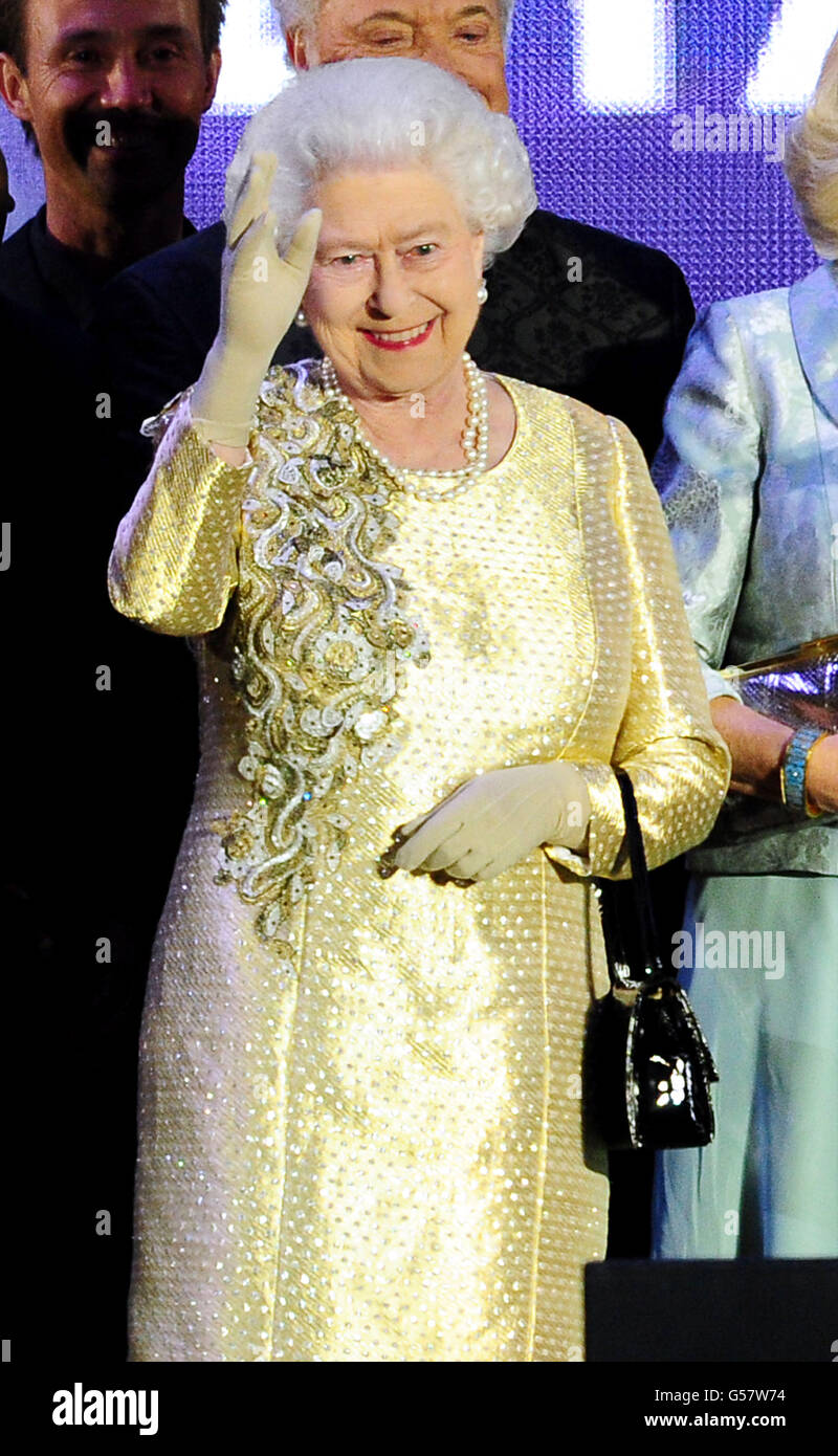 La Reina Isabel II se asola a la multitud mientras está en el escenario  fuera del Palacio de Buckingham durante el Concierto del Jubileo de Diamante  Fotografía de stock - Alamy