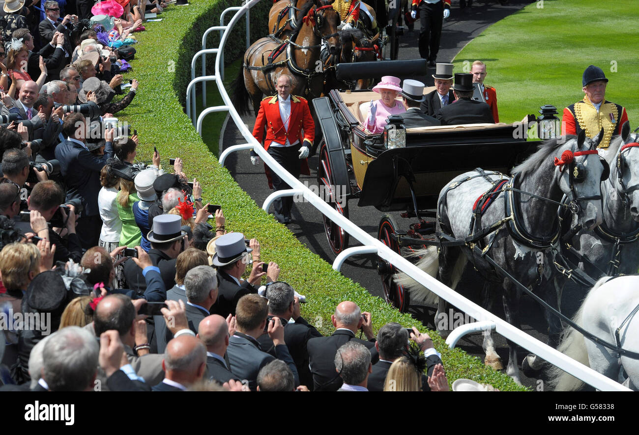 El duque de Edimburgo en anillo de desfile durante el segundo día del  festival de carreras de caballos Epsom Derby, en Epsom en Surrey durante  las celebraciones del Jubileo del Diamante de