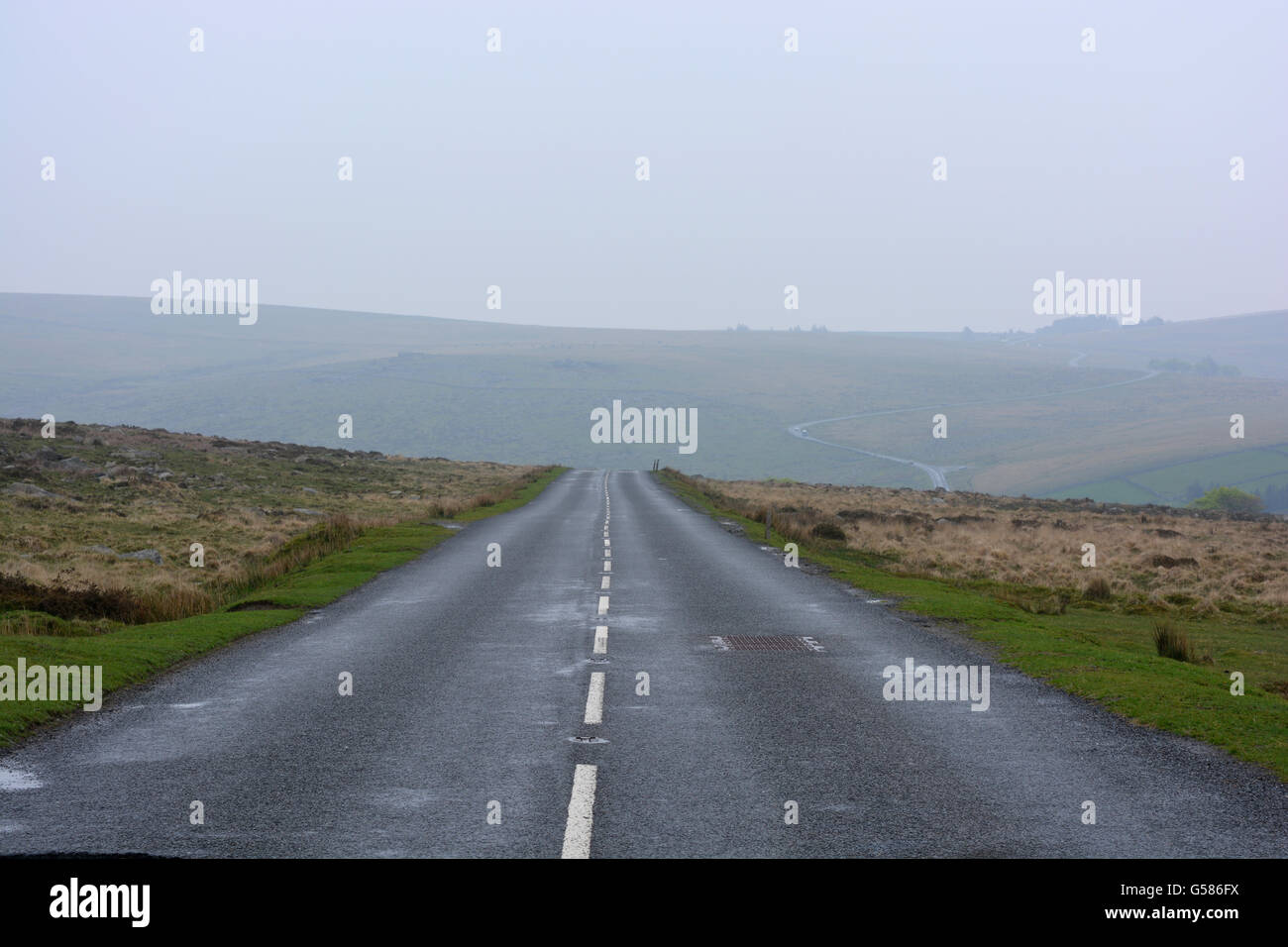 Ver down Road hacia Princetown, a través del parque nacional de Dartmoor, Devon, Inglaterra. Foto de stock