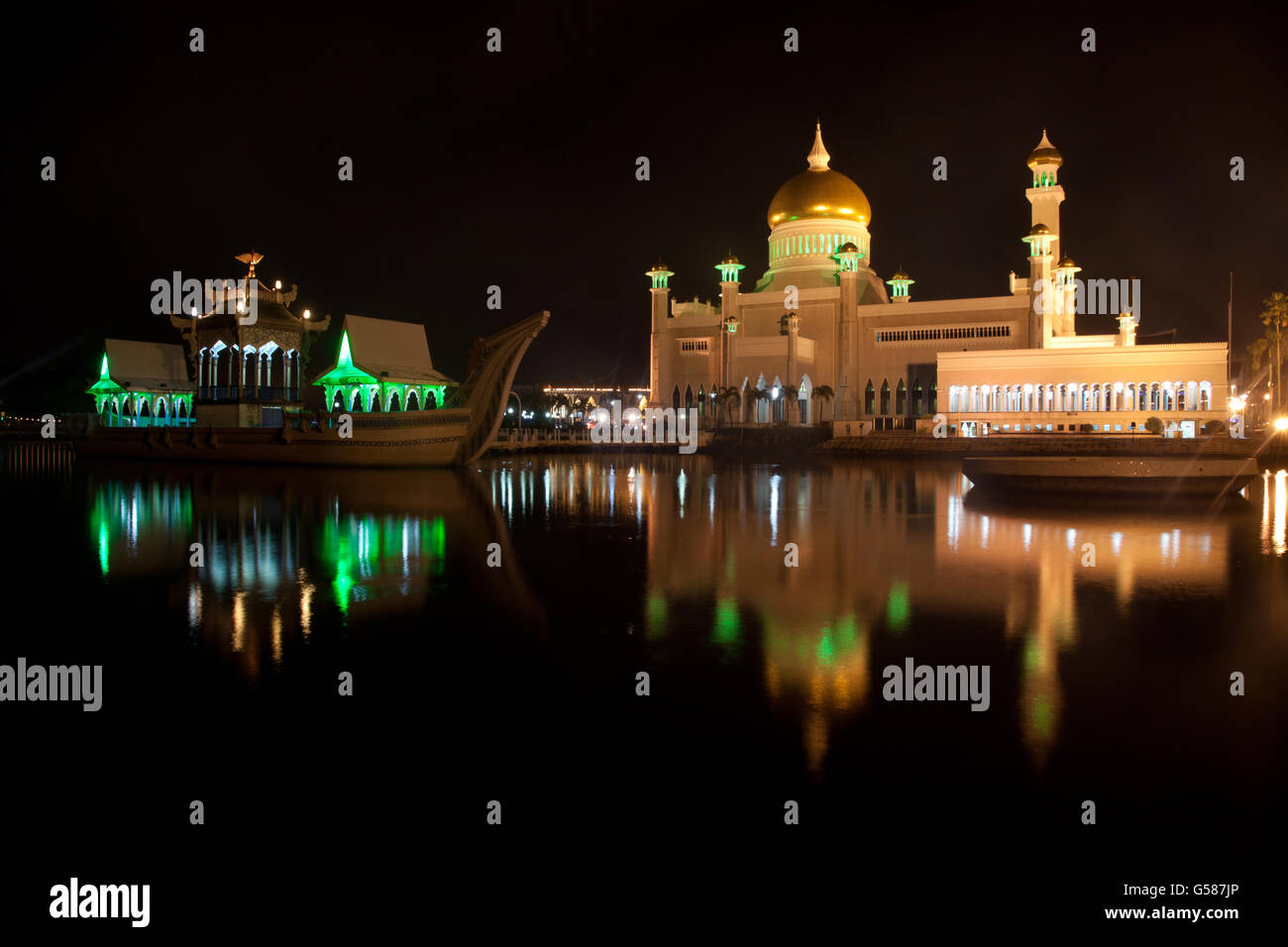 Hermosa Mezquita de noche Foto de stock