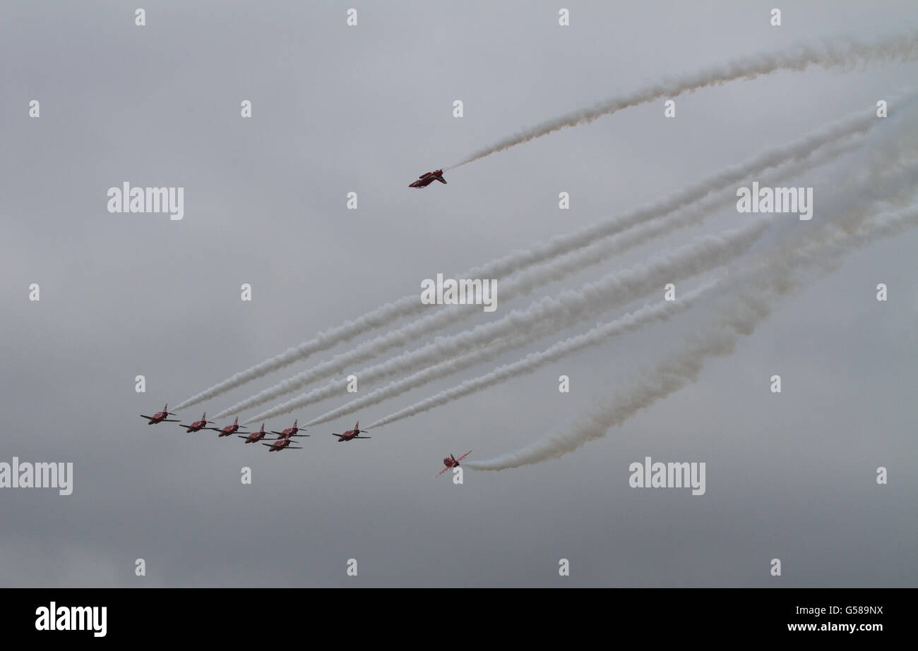 Mostrar Equipo acrobático de la RAF, las flechas rojas que enarbolan "tornado" mostrar Foto de stock
