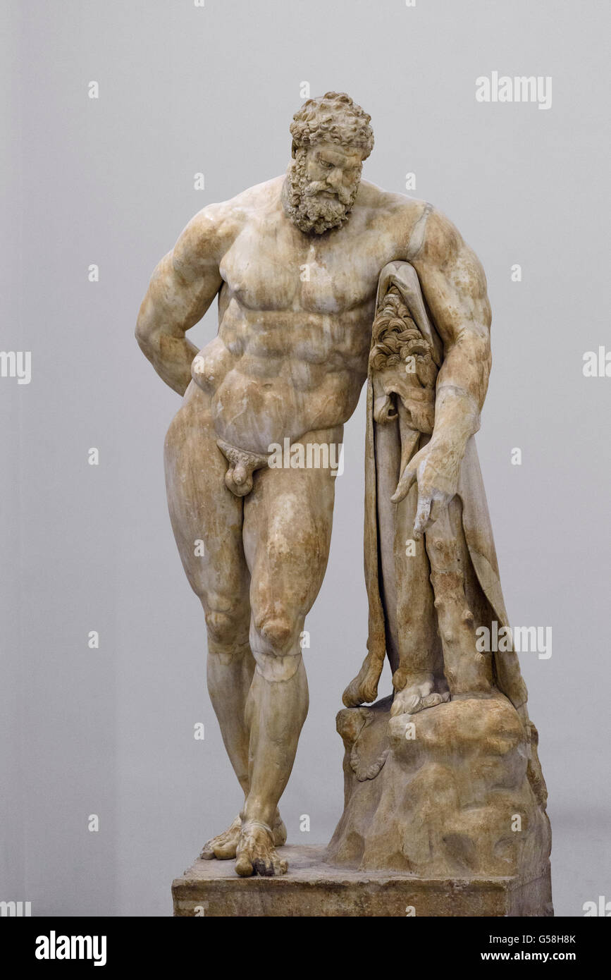 Nápoles. Italia. El Hércules Farnese, Museo Arqueológico Nacional de Nápoles. Foto de stock