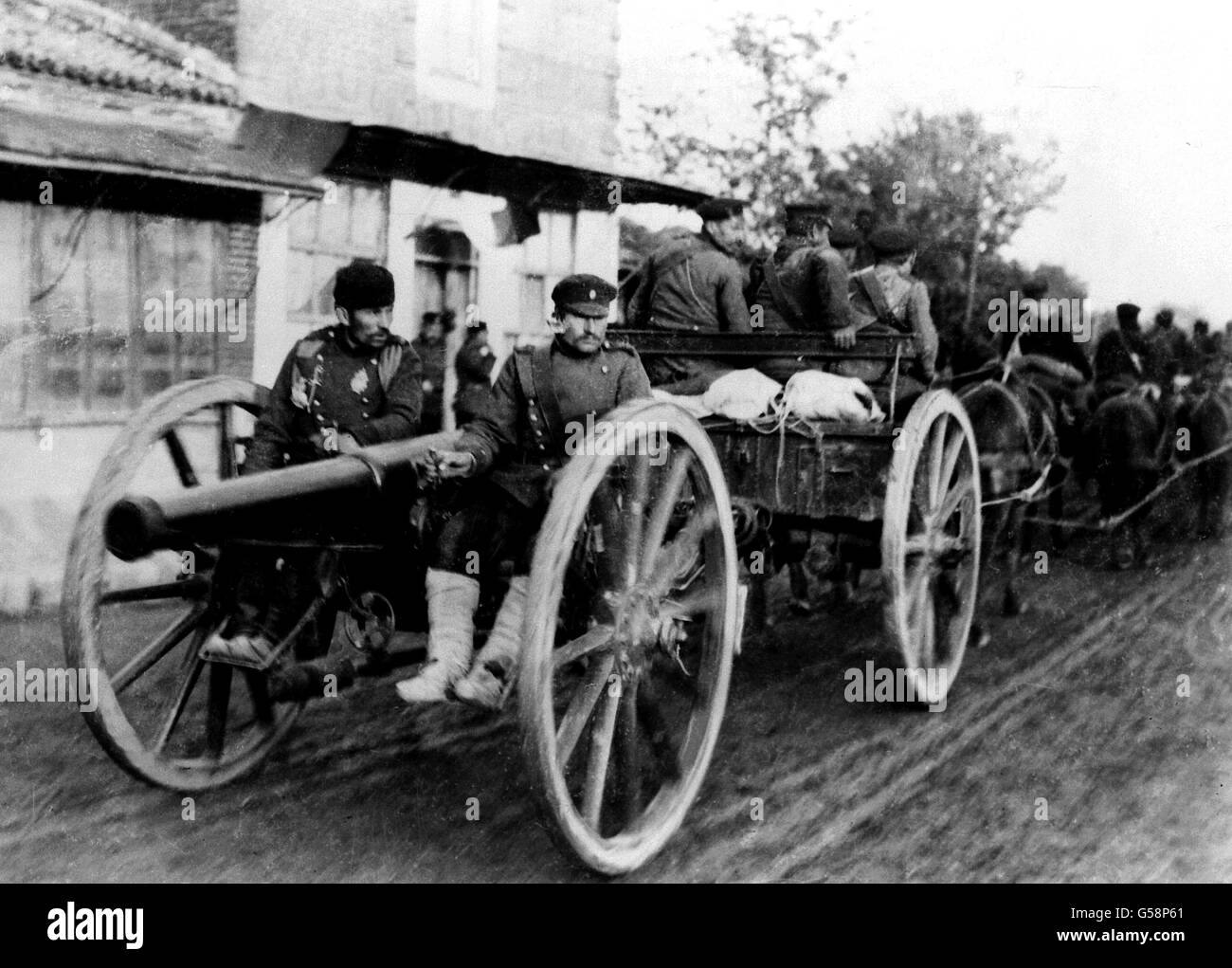 LA GUERRA DE LOS BALCANES: Un equipo de artillería búlgara en la marcha durante la guerra de los Balcanes de 1912-1913. Foto de stock