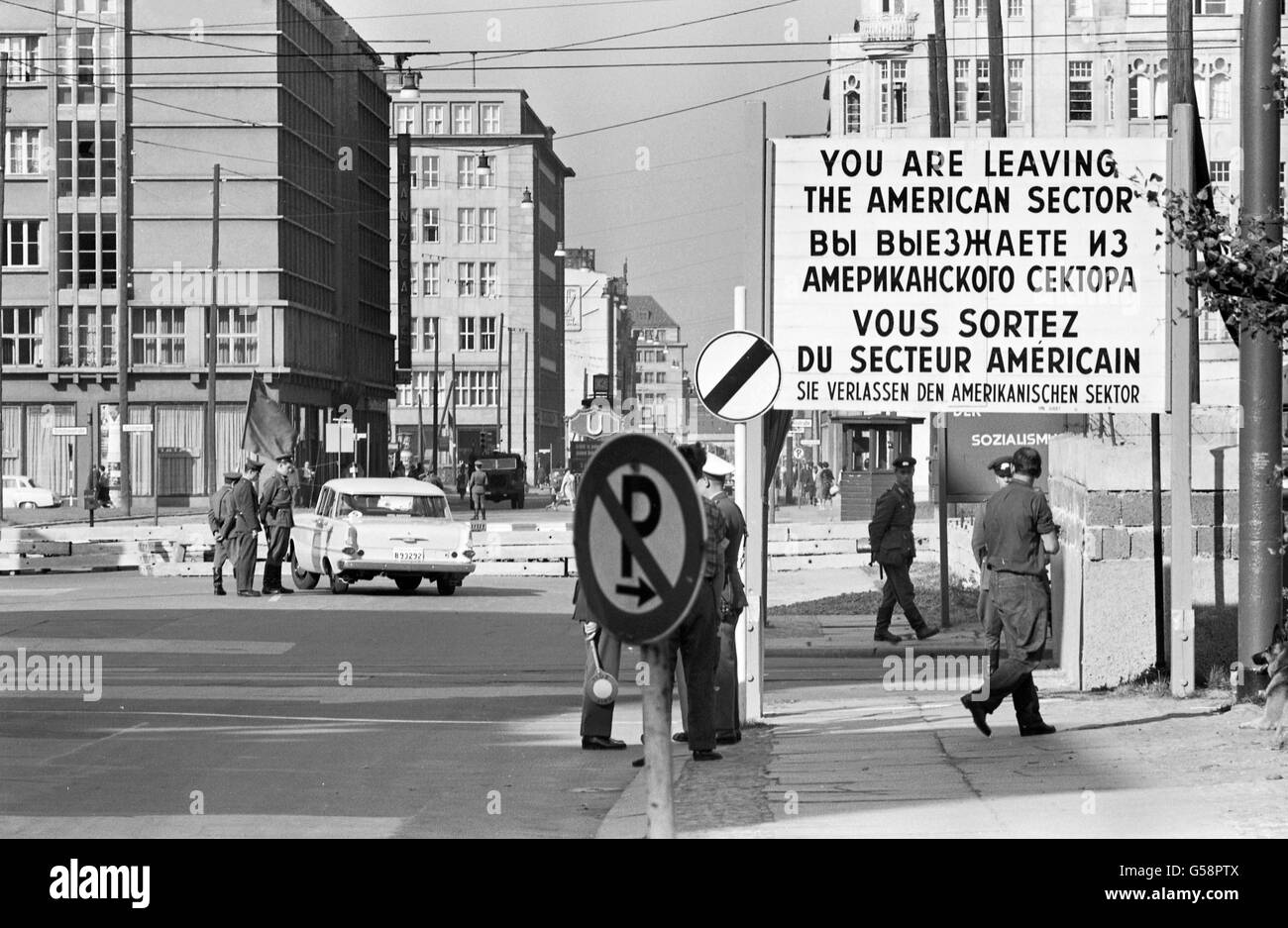 Berlín. Checkpoint en Berlín Occidental entre los sectores Americano y Soviético, de octubre de 1961. Foto de stock