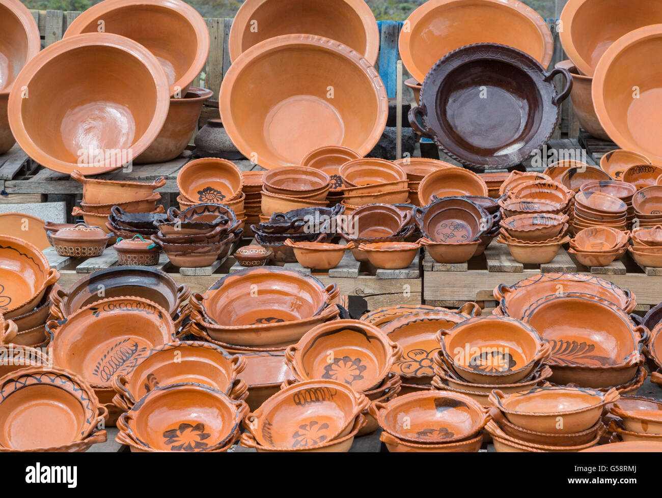 Arcilla y vasijas de cerámica o cerámica en un mercado en la carretera cerca de Santiago de Querétaro, Querétaro, México Foto de stock