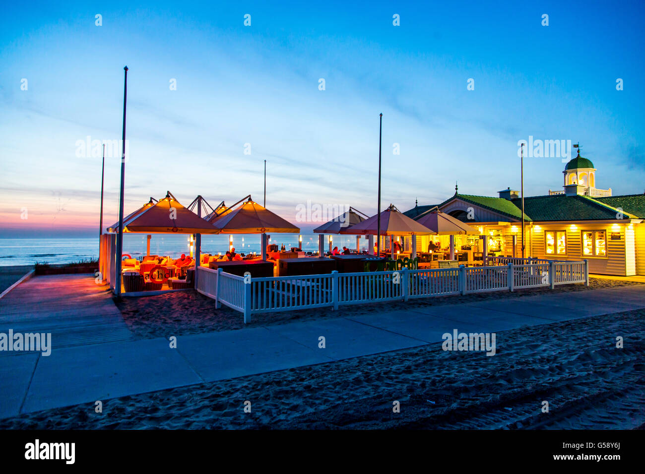 Ciudad costera del Mar del Norte Noordwijk, Países Bajos, bares en la playa, restaurante en la noche, al anochecer Foto de stock