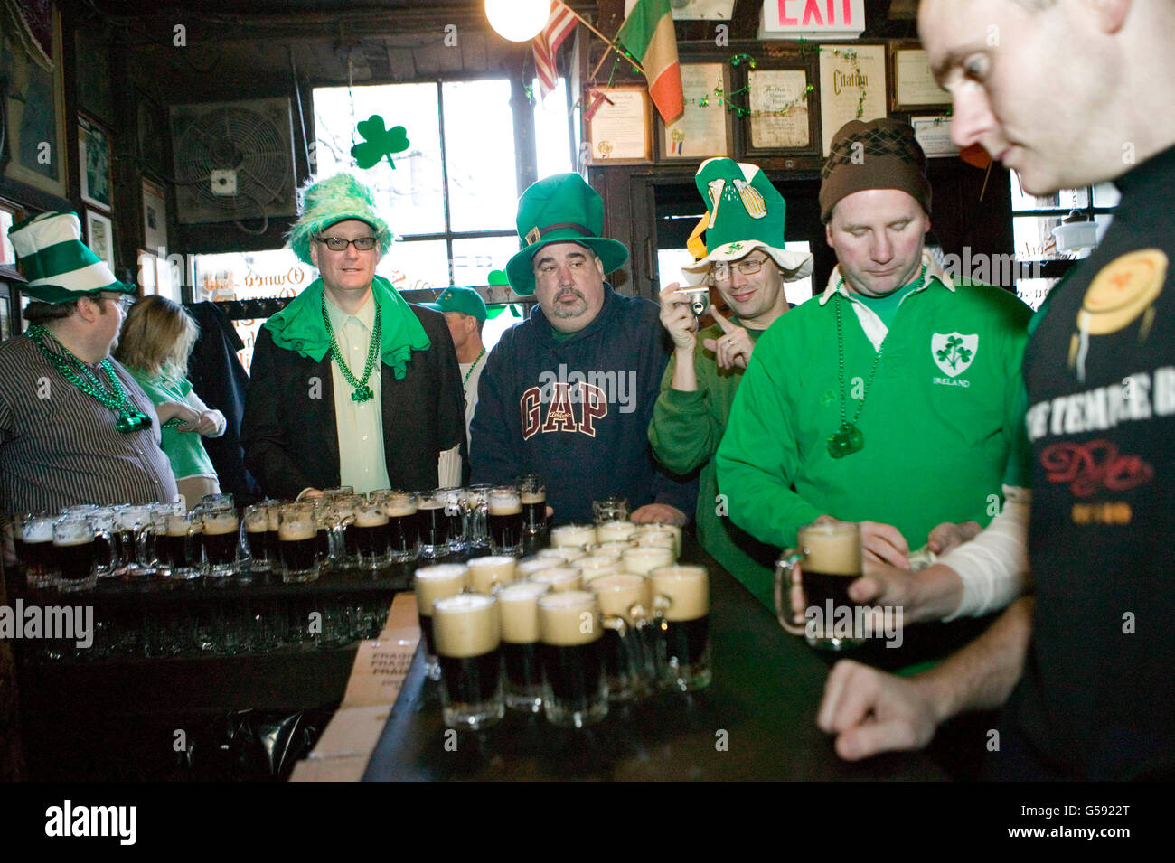 Apenas despierto clientes a celebrar el Día de San Patricio en McSorley's pub en la Ciudad de Nueva York, el 17 de marzo de 2006. Foto de stock