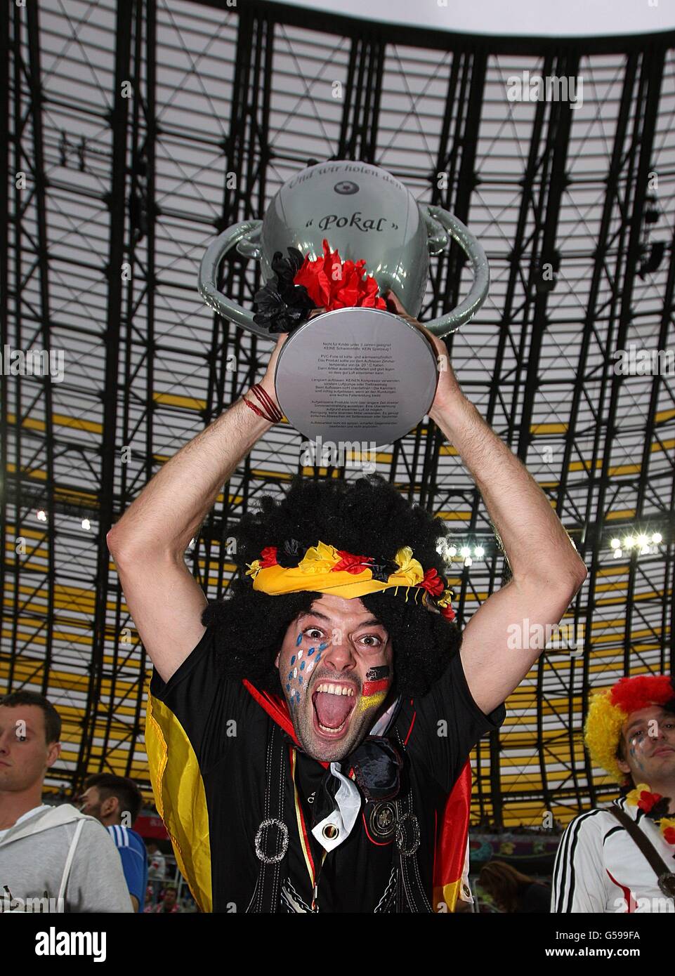 Fútbol - UEFA EURO 2012 - Quarter Final - Alemania contra Grecia - Arena Gdansk. Alemania fan con una réplica de trofeo en las gradas Foto de stock