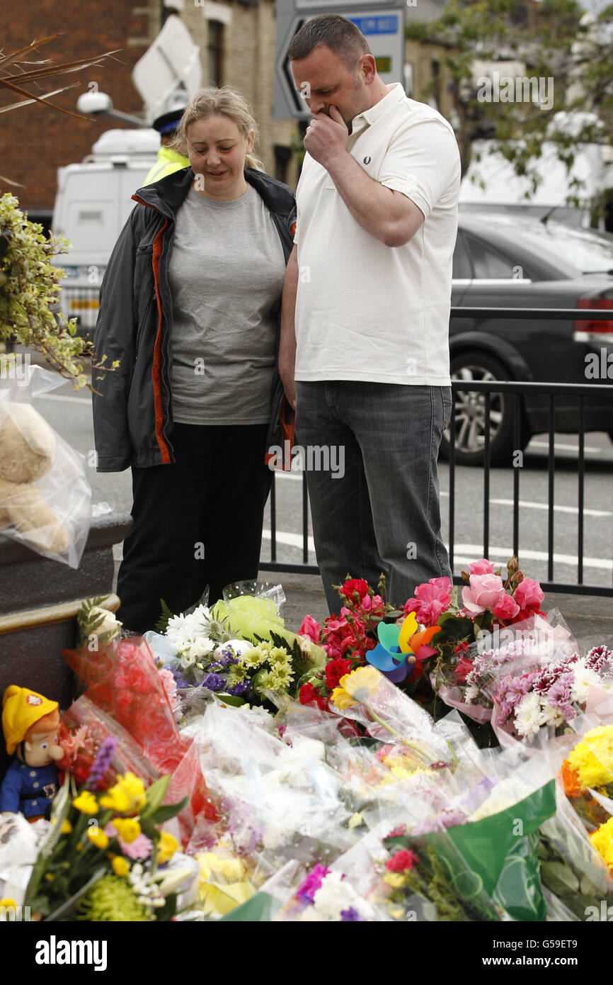Explosión Oldham. Los padres de Jamie Heaton, Michelle y Kenny visitan homenajes florales en Oldham después de la explosión del martes. Foto de stock