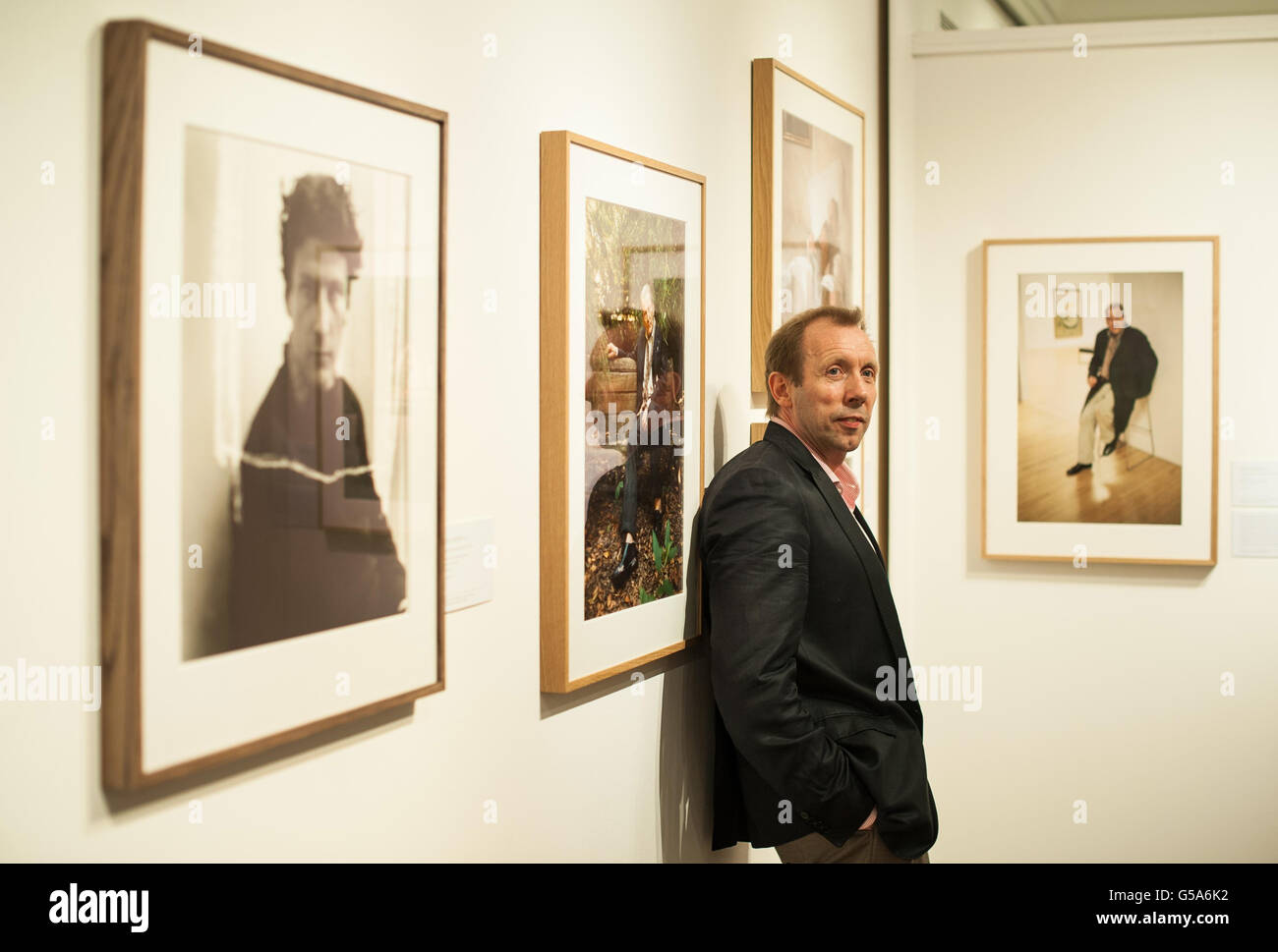 El fotógrafo David Dawson presenta obras de 'La vida de un artista: Fotografías de Lucian Freud de Cecil Beaton y David Dawson', que se exhiben en Sotheby's, en Londres, del 10 de julio al 11 de agosto de 2012. Foto de stock