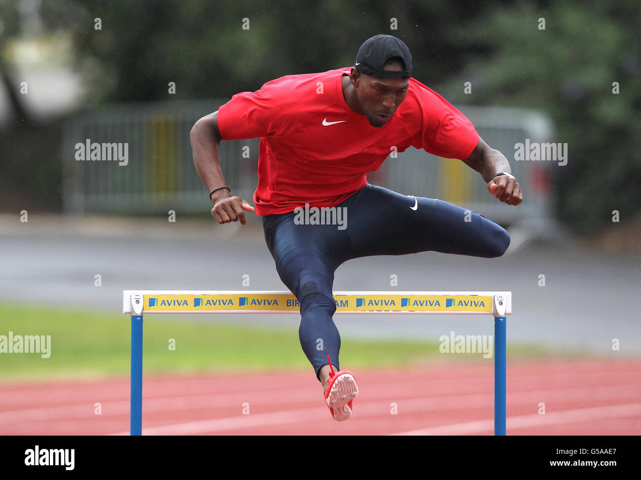 El lanzador de 400 metros Michael Tinsley durante una sesión de entrenamiento en el Alexandra Stadium, Birmingham. Foto de stock