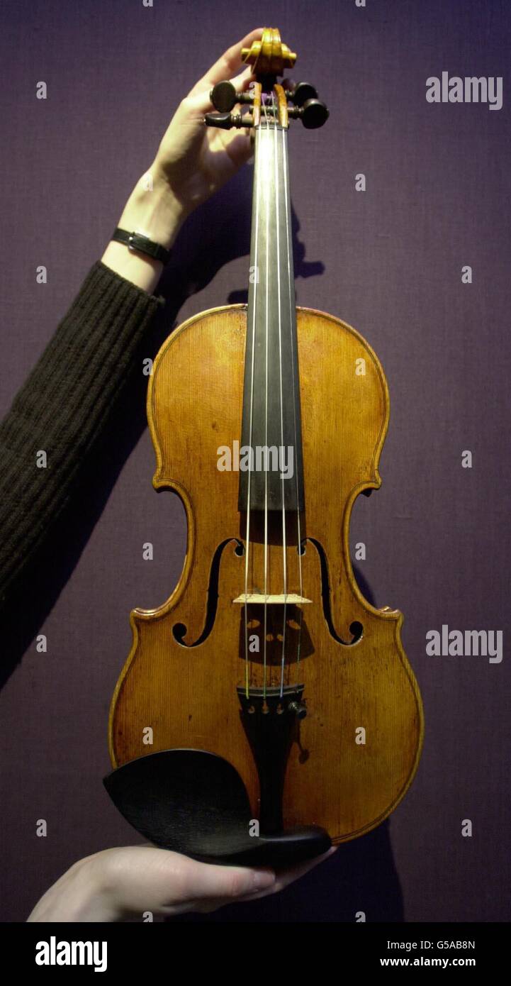 Aliviar Microprocesador Alarmante Stradivari Violin subasta Fotografía de stock - Alamy