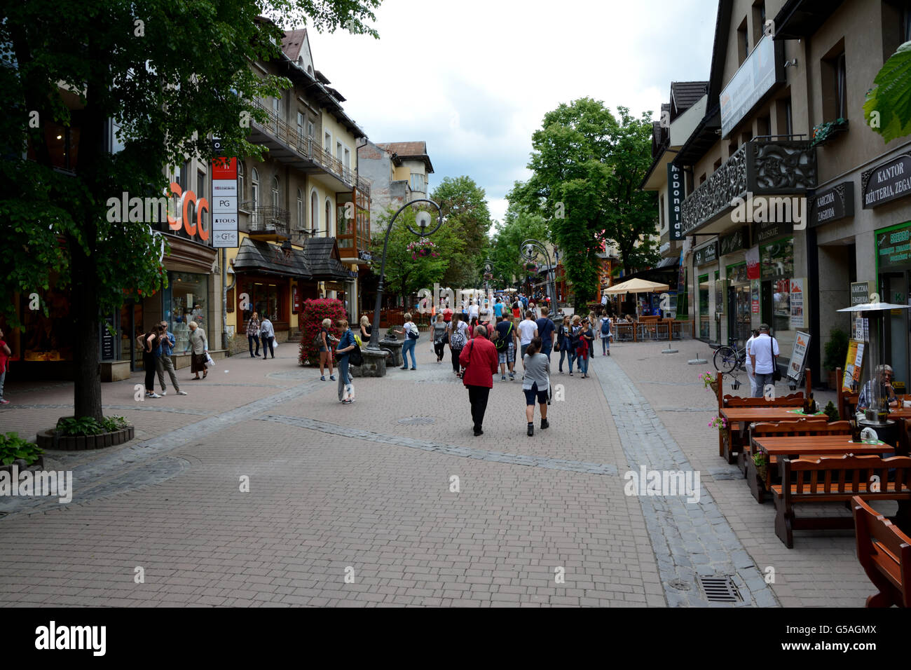 Zakopane, Polonia - Junio 15, 2016: Calle Krupowki en Zakopane en Polonia. Personas no identificadas visible. Foto de stock