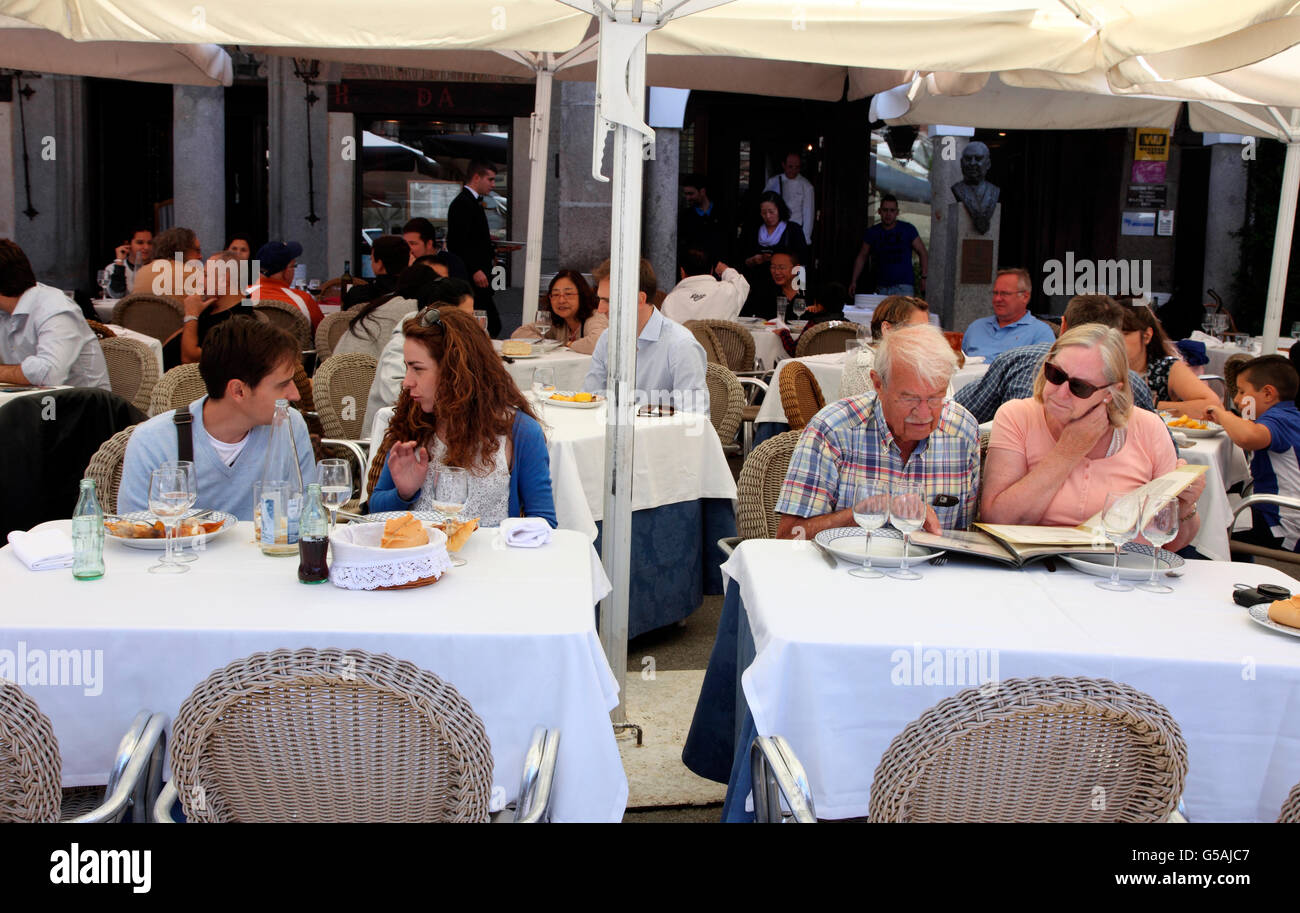 Dos parejas de almorzar a Cándido, Segovia Foto de stock