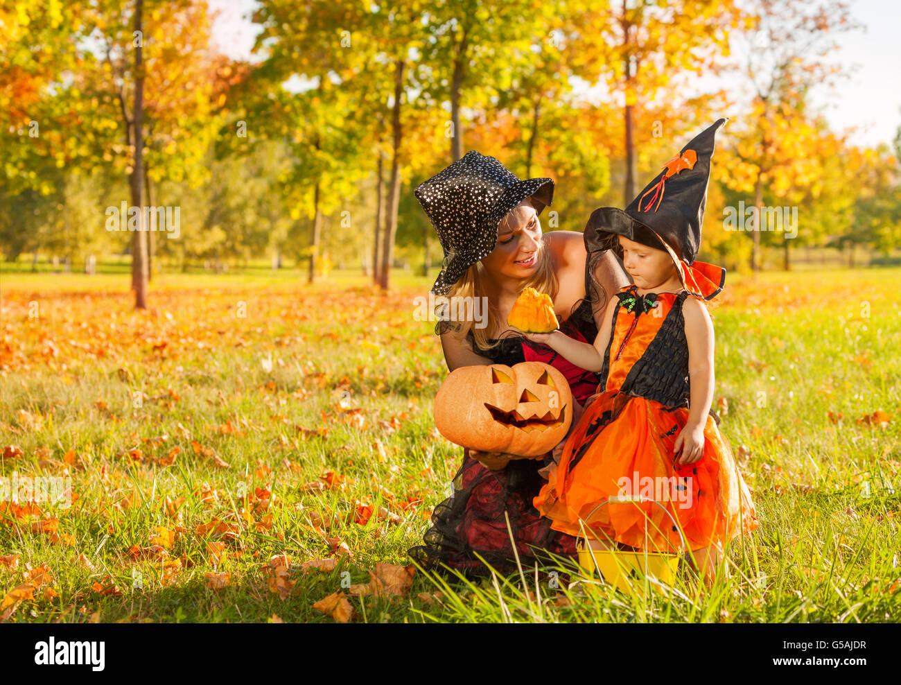 Madre e hija en Brujas disfraces con calabaza Fotografía de stock - Alamy