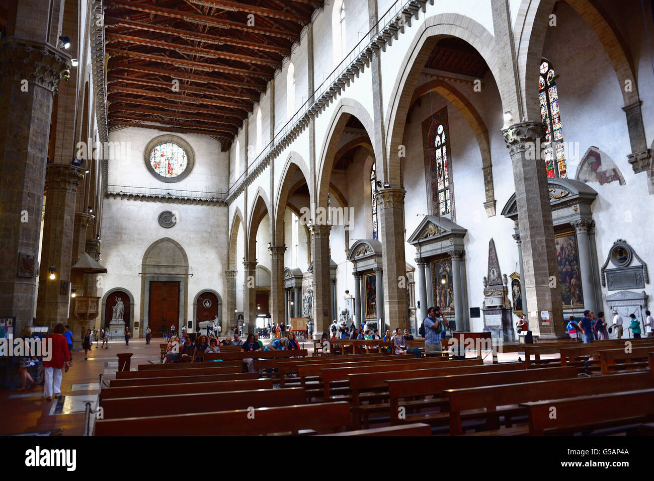 Interior hacia la entrada principal, la Basílica di Santa Croce, la