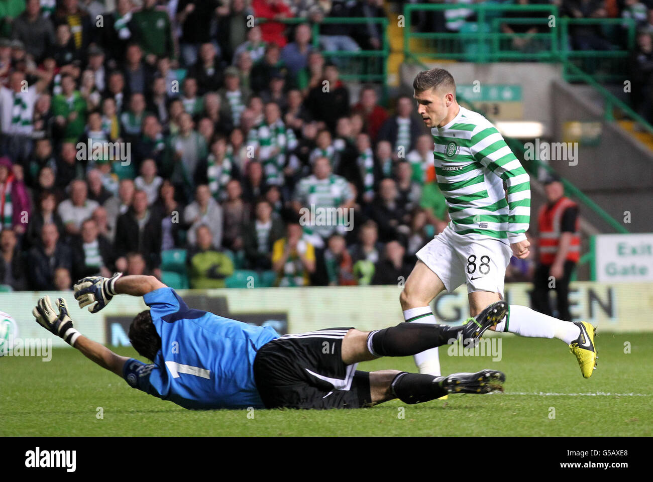 El Celtic's Hooper marca durante un partido clasificación de la UEFA Champions League en Celtic Park, Glasgow Fotografía de stock - Alamy