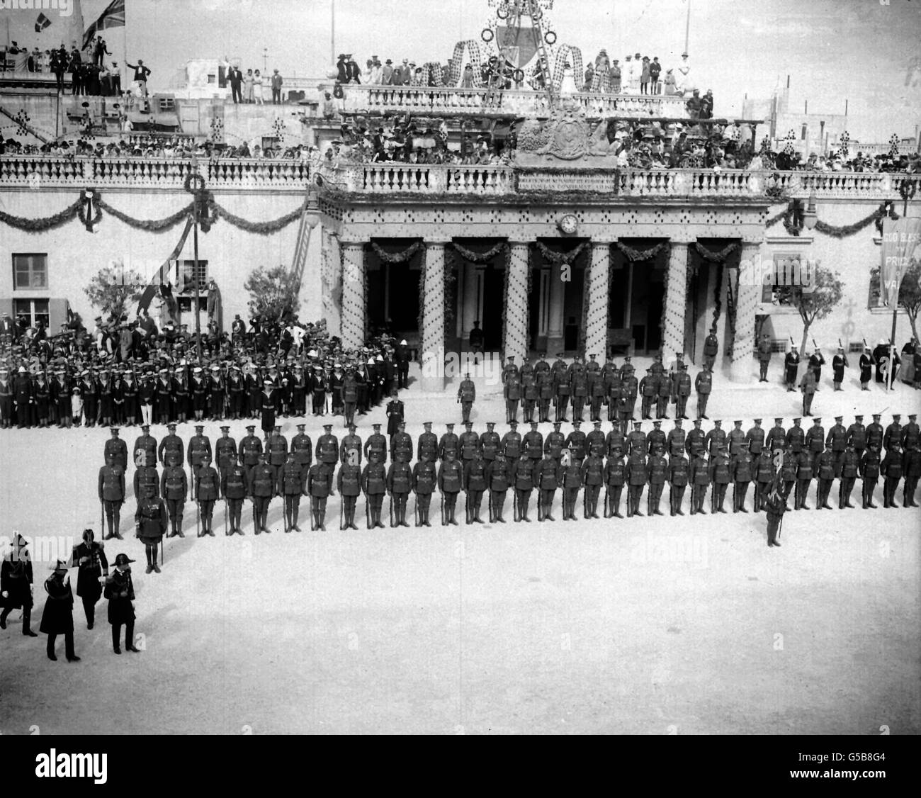 REGIMIENTO DE ESSEX EN MALTA 1921: El Príncipe de Gales (más tarde el Rey Eduardo VIII y el Duque de Windsor) visita la isla mediterránea y la base naval británica de Malta. Aquí el Príncipe, en la parte inferior izquierda, inspecciona una Guardia de Honor del Regimiento de Essex en la Plaza del Palacio. Foto de stock