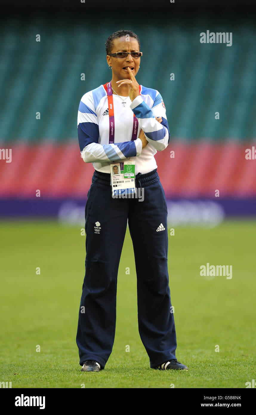 Juegos Olímpicos de Londres, día 1. Gran Bretaña entrenador Hope Powell. Foto de stock