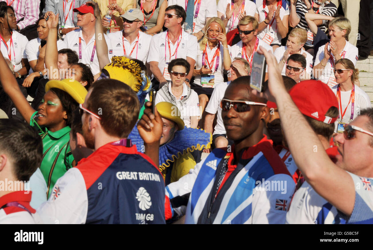 El Princess Royal (centro) observa al equipo olímpico de Gran Bretaña entrar en la aldea de atletas, en el sitio de juegos olímpicos de Londres 2012, en Stratford, al este de Londres. Foto de stock