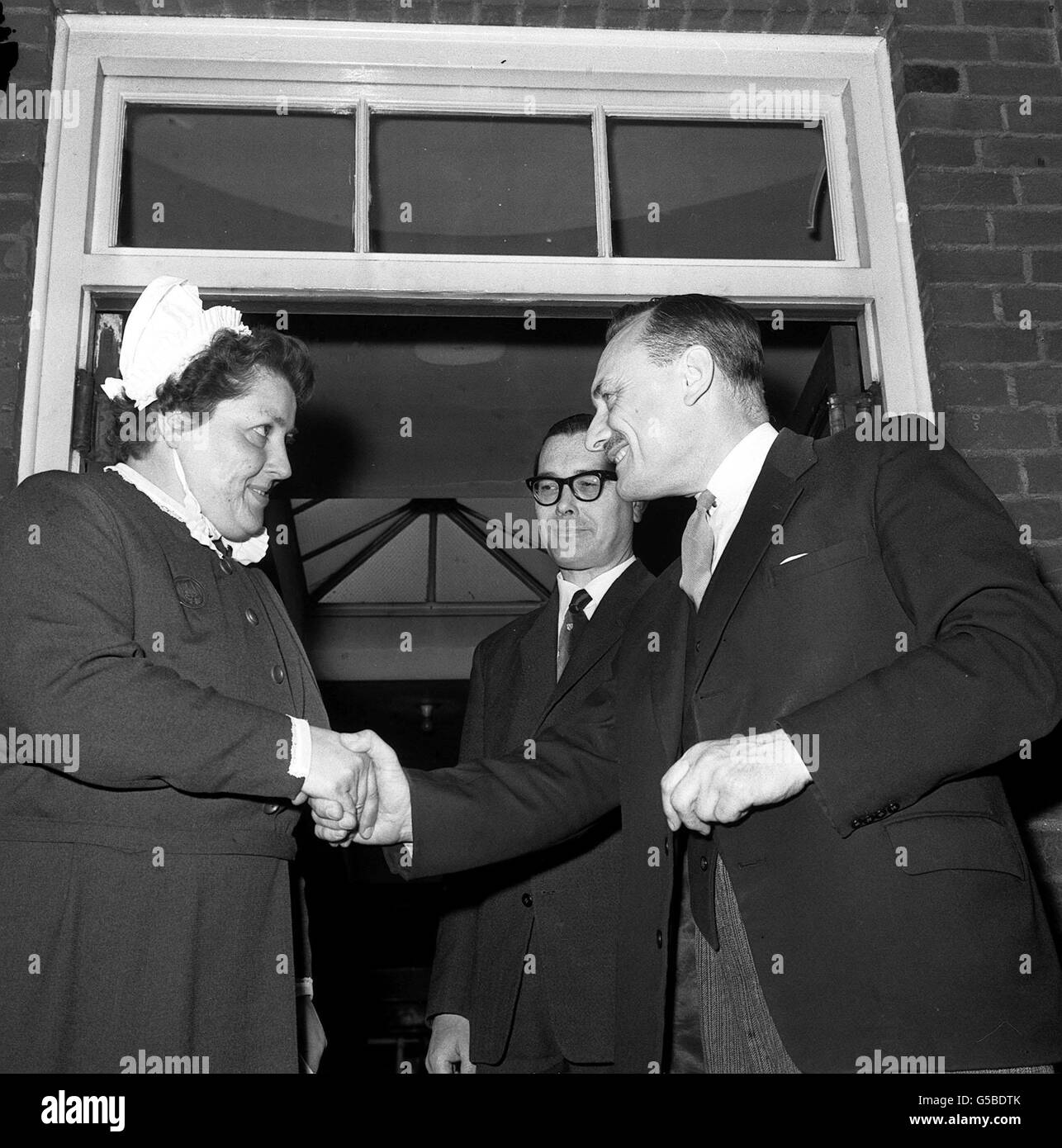 Enoch Powell, el Ministro de Salud, es recibido por el matrón Jean Stockdale cuando llega en una visita al Hospital St. Giles, Camberwell, Londres. Foto de stock