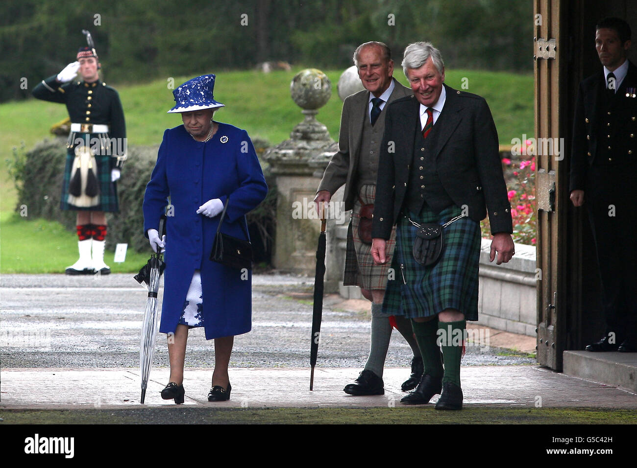 La Reina y el Príncipe Felipe asisten a una fiesta en el Jardín en el Castillo Balmoral, Aberdeenshire. Foto de stock