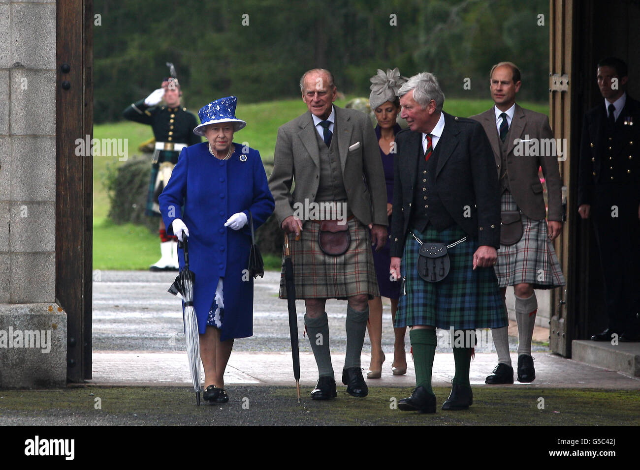 La Reina, el Príncipe Felipe y el Príncipe Eduardo asisten a una fiesta de jardín en el Castillo Balmoral, Aberdeenshire. Foto de stock