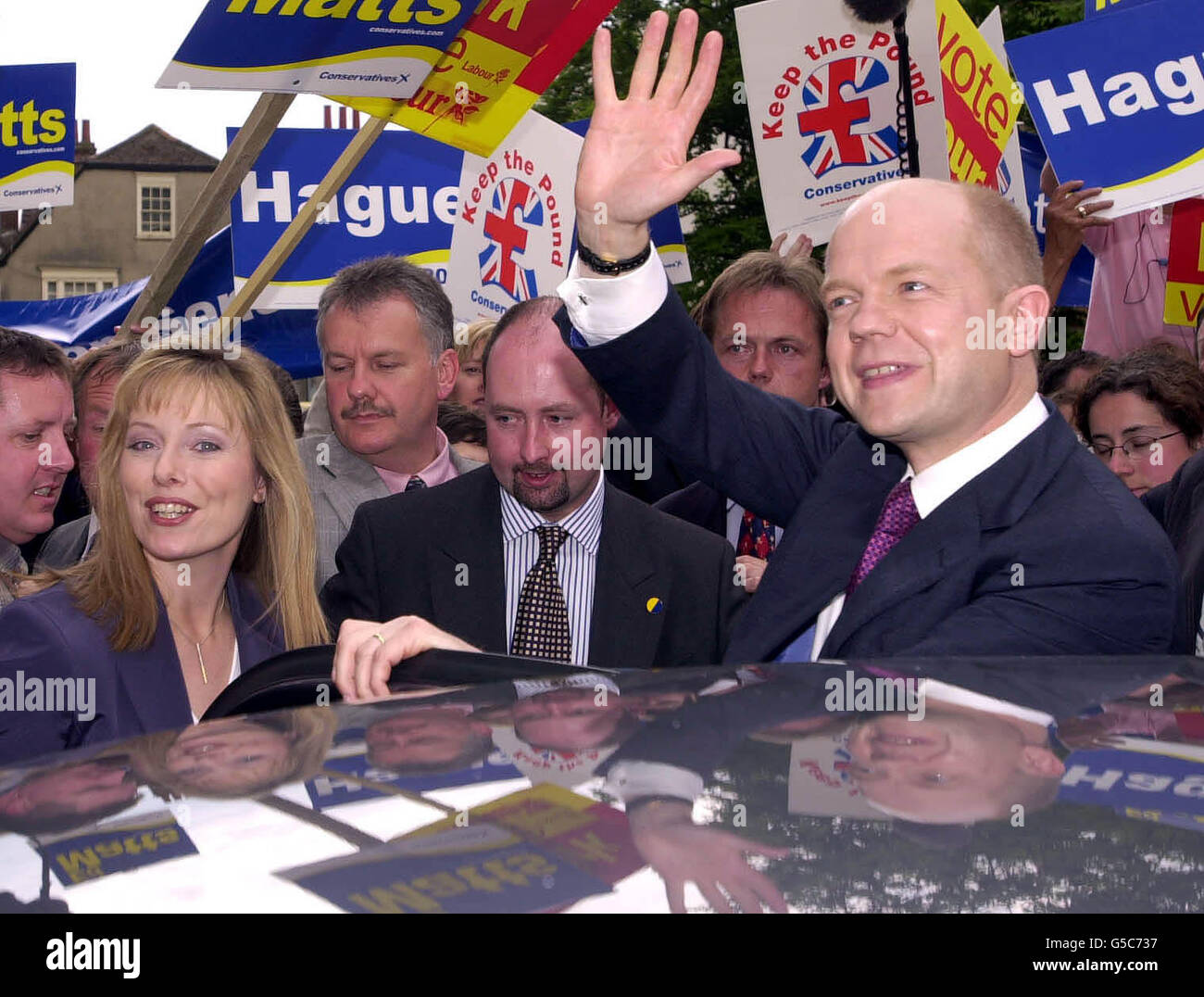 El líder conservador del Partido William Hague y la esposa Ffion con la multitud reunida en Abingdon Market Square, Oxfordshire, durante el juicio de la campaña electoral general. Foto de stock