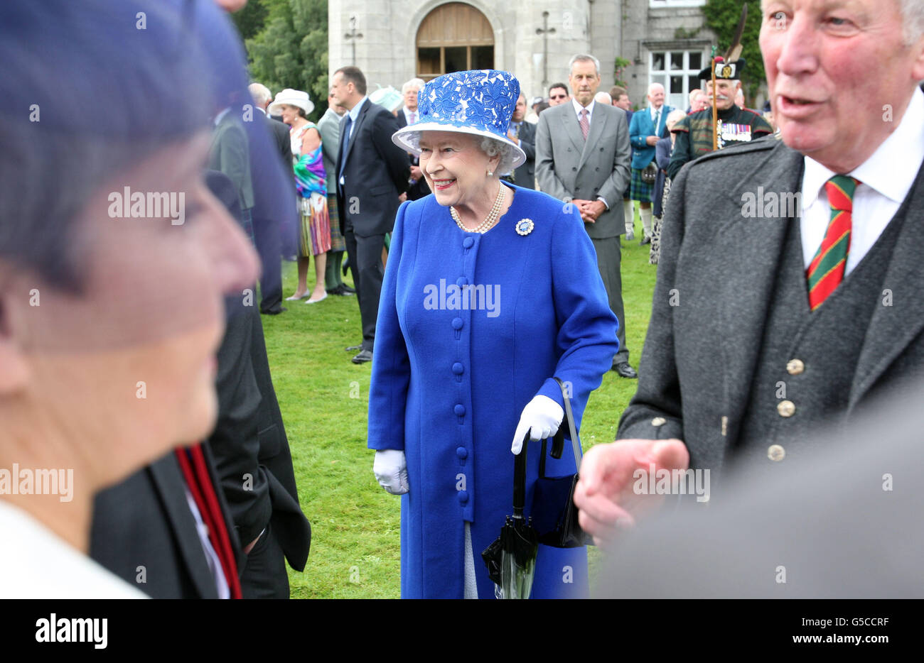 La Reina asiste a una fiesta de jardín en el Castillo Balmoral, Aberdeenshire. Foto de stock