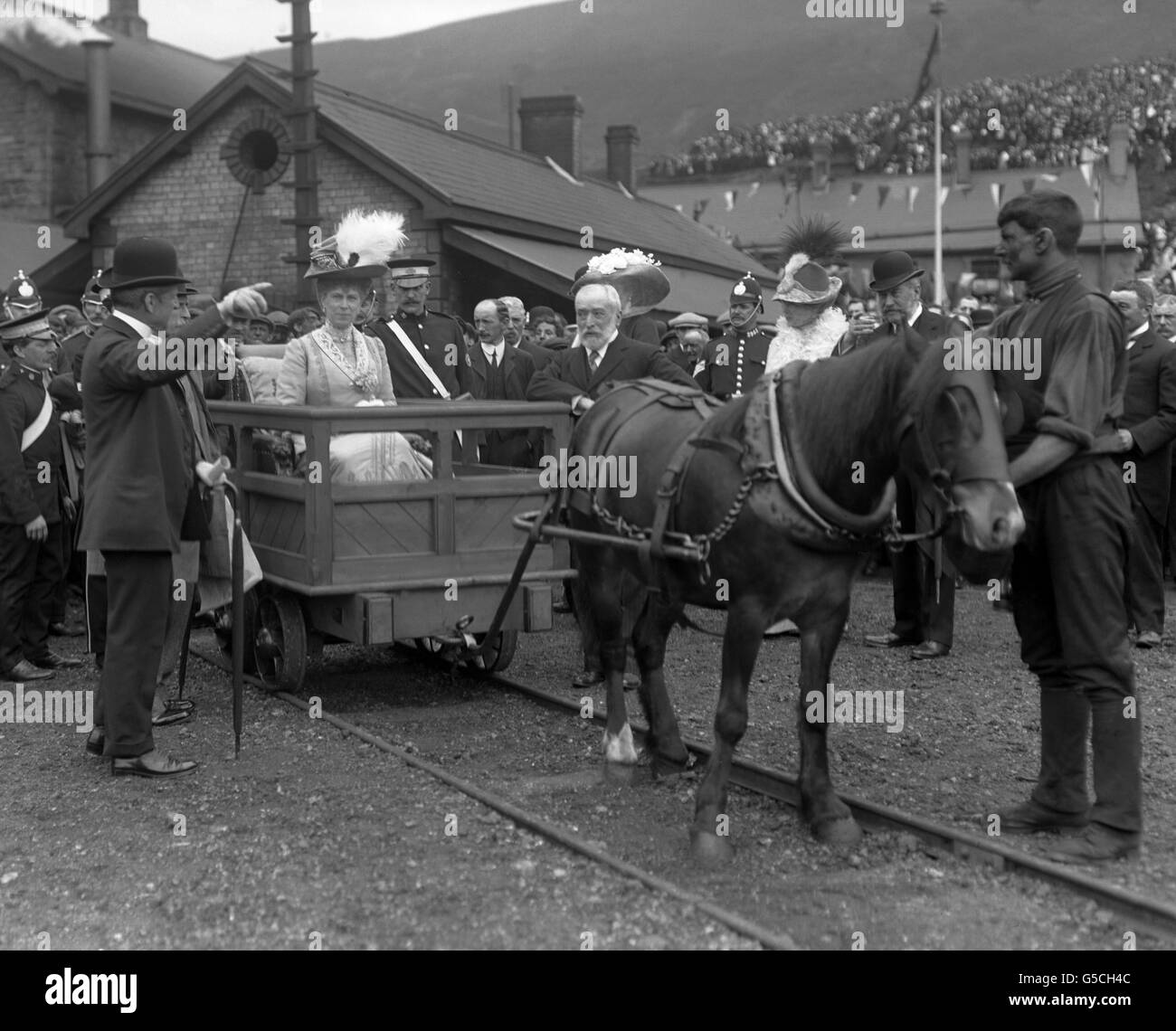 La reina María se sentó en un carruaje que está siendo tirado por un pony de pozo en una mina de carbón. Foto de stock