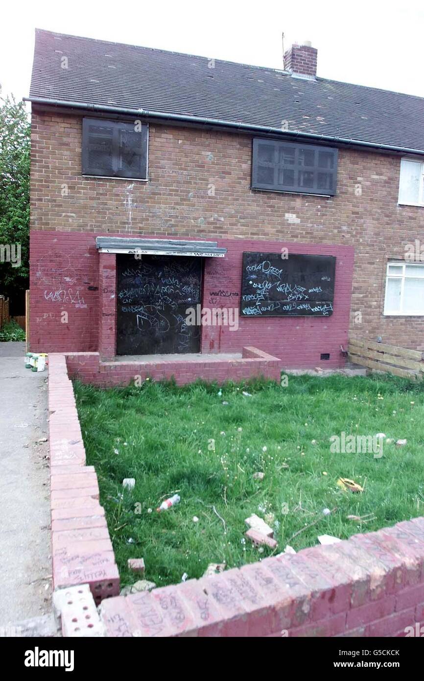 Una casa abandonada en Martin Road, en la zona de Howden de Wallsend, North  Tyneside, donde se encontraron algunos de los siete adolescentes después de  tomar un cóctel de bebidas y drogas. *