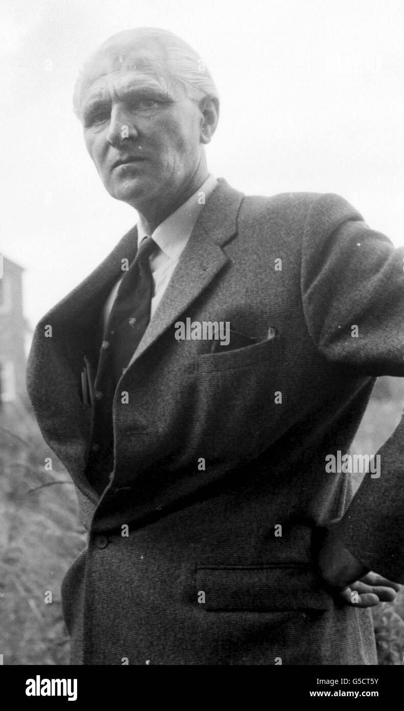 Detective Suoerindentent Malcolm Fewtrell, el engaño de Buckingham CID, en Leatherslade Farm, Oakley, Buckinghamshire, el escondite de los ladrones que llevaron a cabo el Gran tren robo y se fueron con 2.5 millones. * 06/05/01 ex-Det Supt Malcolm Fewtrell, ahora 91, el hombre que lideró la caza de los grandes ladrones de tren en 1963, que dijo que sentía pena por Ronnie Biggs que se espera que regrese pronto a Gran Bretaña después de más de 30 años como fugitivo de la justicia en Brasil. Me dijo: "Lo siento mucho por él y me pregunto si está en un estado físico para saber realmente lo que está pasando. "El chap es Foto de stock