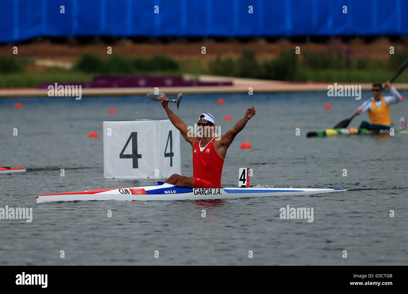 Jorge Antonio García, de Cuba, celebra el triunfo en la final B del kayak  individual masculino en Eton Dorney el día doce de los Juegos Olímpicos de  Londres 2012 Fotografía de stock -