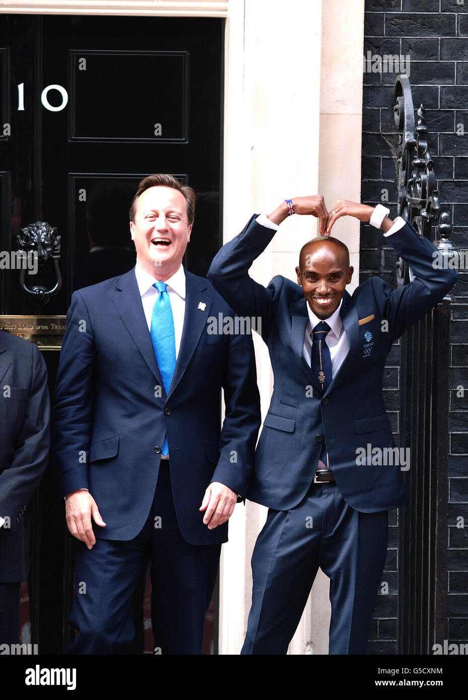 El primer ministro David Cameron con el recientemente coronado campeón olímpico Mo Farah (derecha) en las afueras de 10 Downing Street en Londres para la 'cumbre del hambre' fotocall. Foto de stock