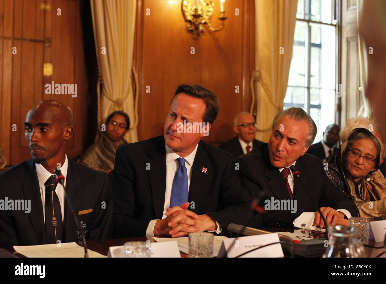 De izquierda a derecha. El doble campeón olímpico Mo Farah, el primer ministro David Cameron, el vicepresidente de Brasil Michel Temer, el primer ministro de Bangladesh Sheikh Hasina durante la 'cumbre del hambre' en 10 Downing Street en Londres. Foto de stock