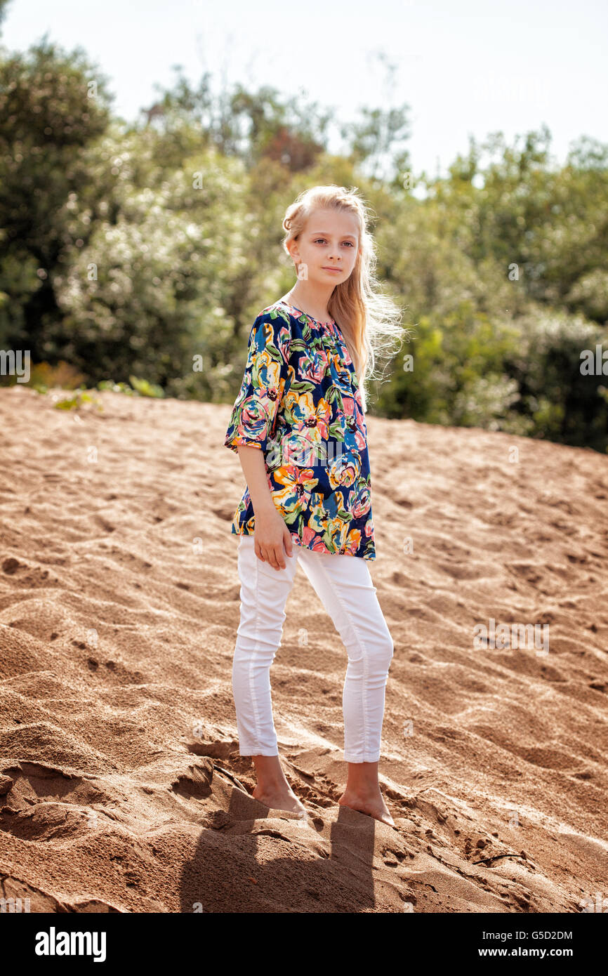 Joven modelo posando en ropa casual en la playa Fotografía de stock - Alamy