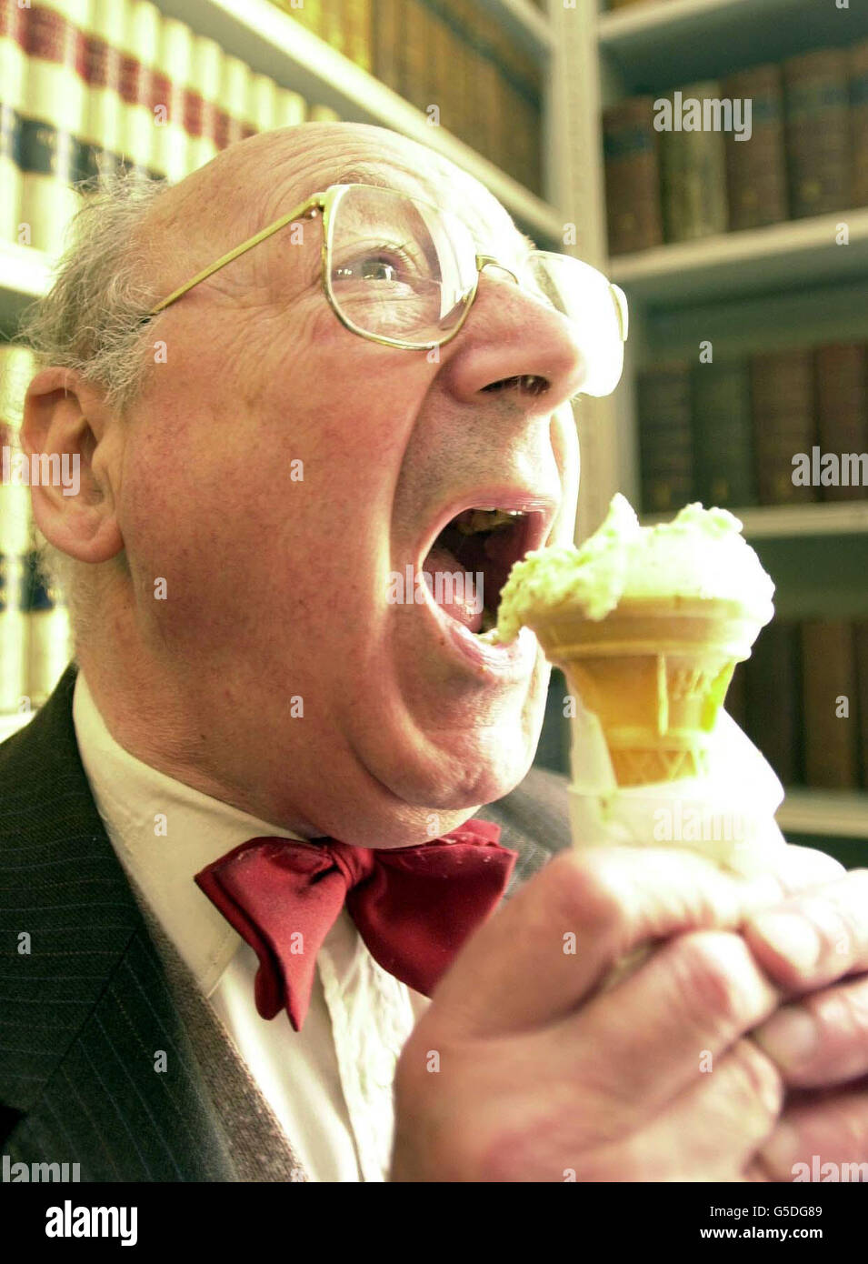 Ronald Stein, de 73 años, prueba un helado de mostaza en el evento del  domingo de helado de la institución Real, Londres. El Sr. Stein fue uno de  los visitantes del seminario