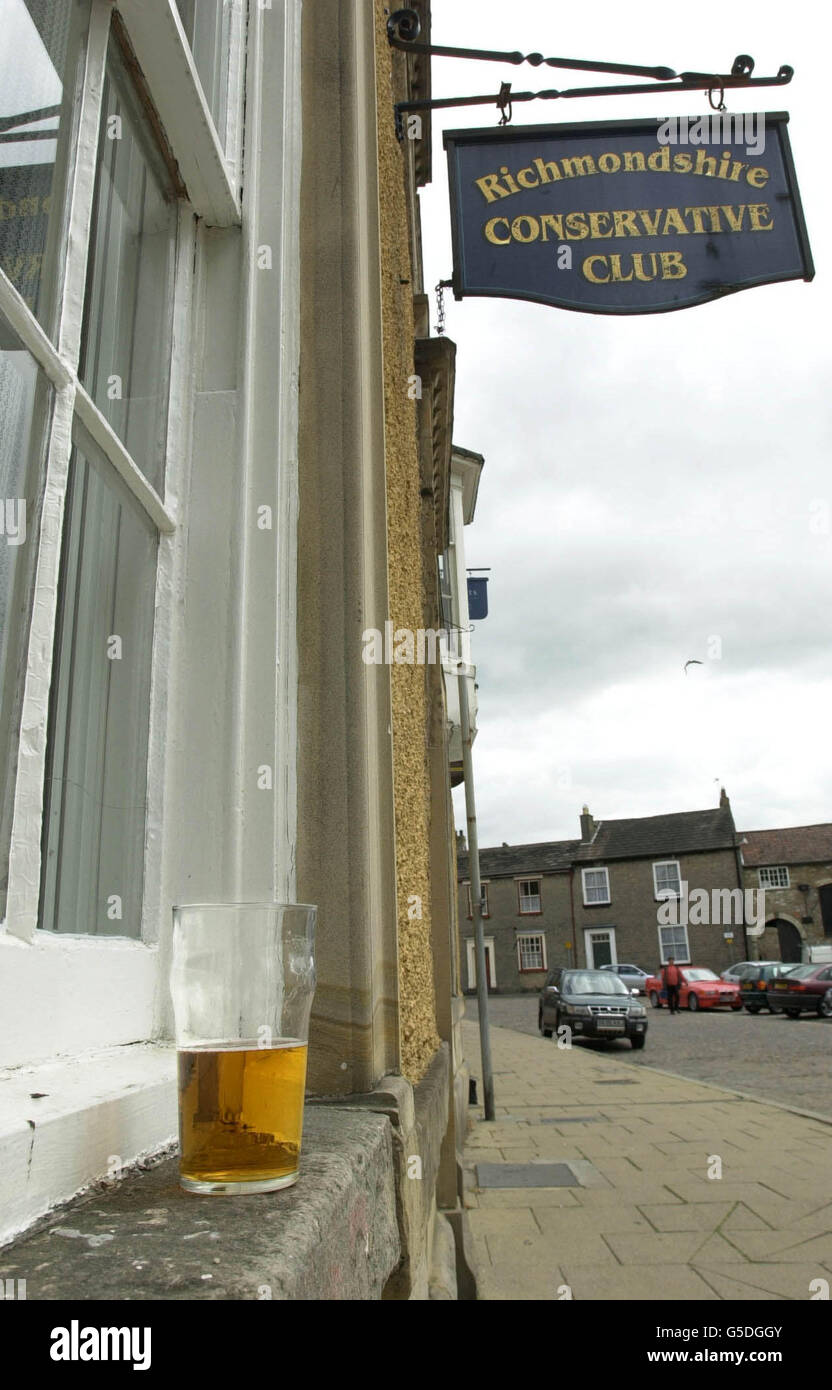 Un vaso de cerveza medio lleno salió en el alféizar de la ventana de la  Oficina Conservadora de Richmondshire. El Club está en la circunscripción  del líder del Partido Conservador William Hague